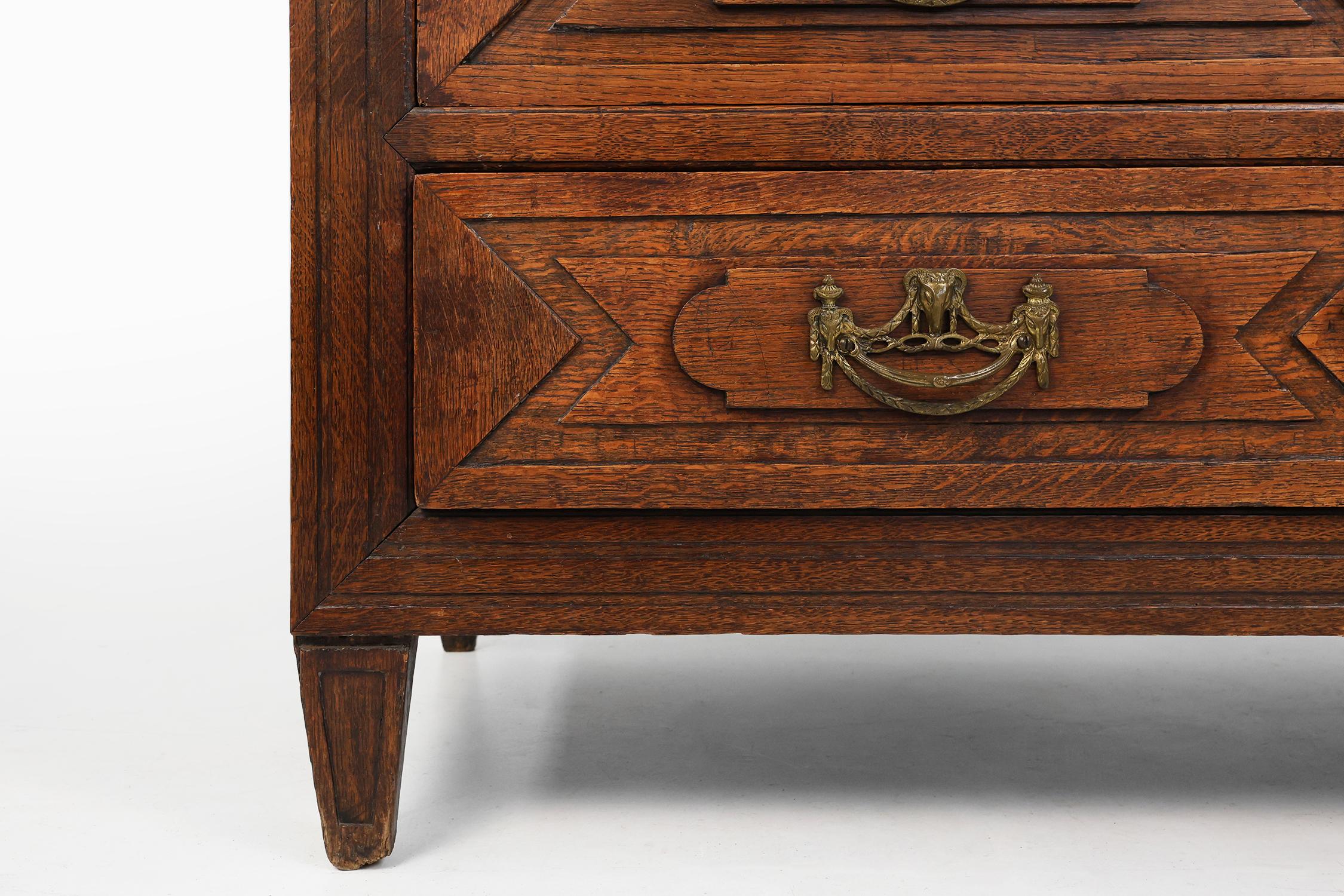 Belge Ancienne commode en chêne sculptée à la main, vers 1800 en vente