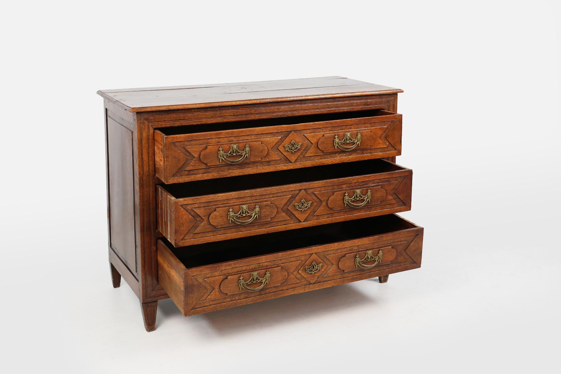 Ancienne commode en chêne sculptée à la main, vers 1800 Bon état - En vente à Meulebeke, BE