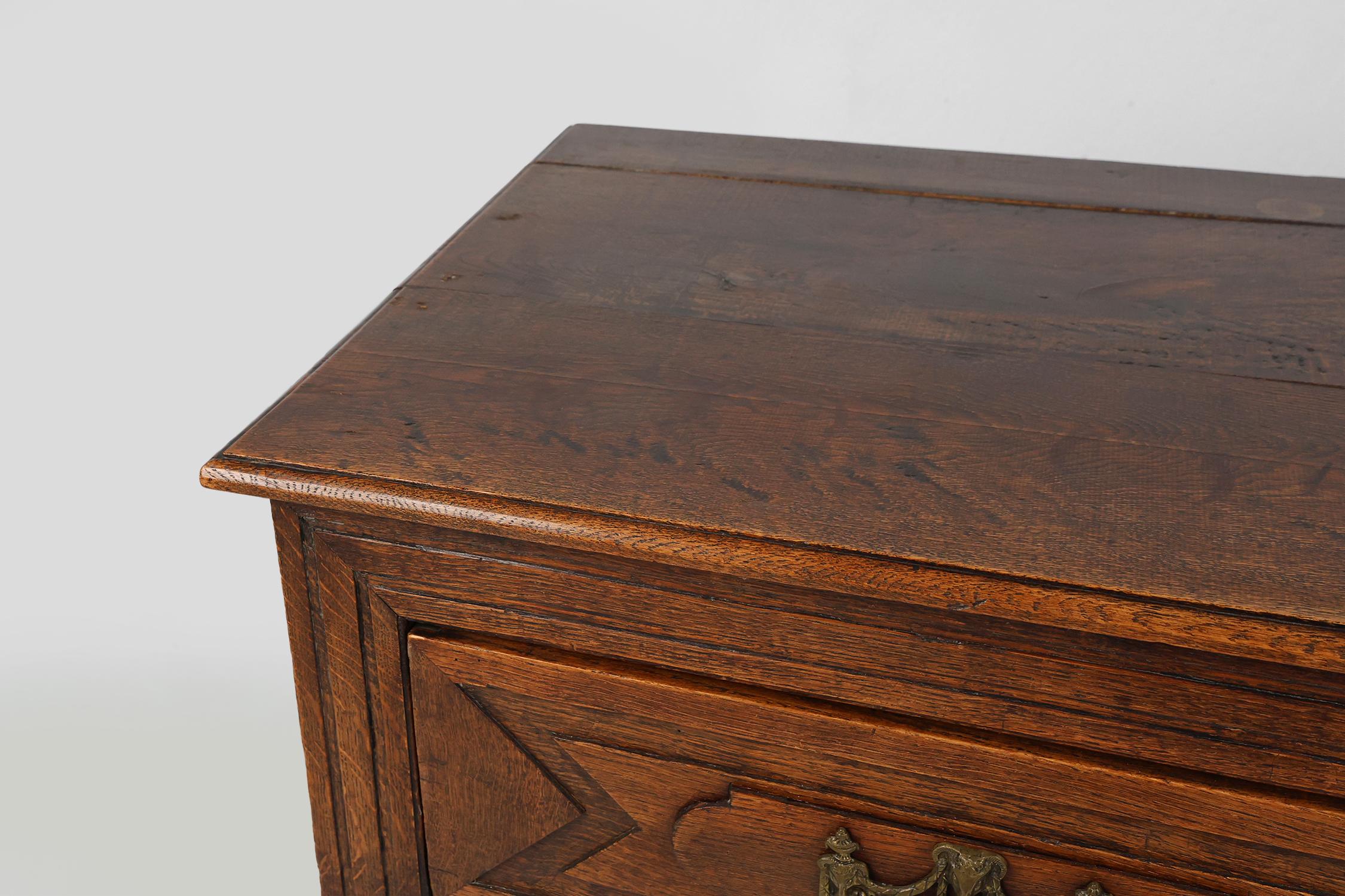 Cuivre Ancienne commode en chêne sculptée à la main, vers 1800 en vente
