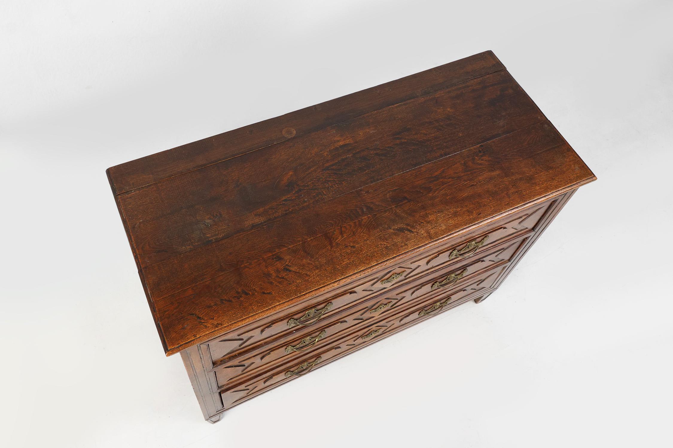 Ancienne commode en chêne sculptée à la main, vers 1800 en vente 1