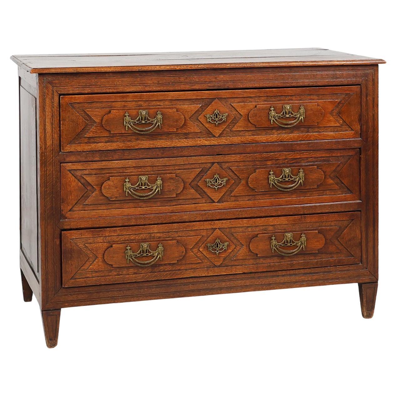 Antique hand crafted en carved chest of drawers in oak, ca. 1800