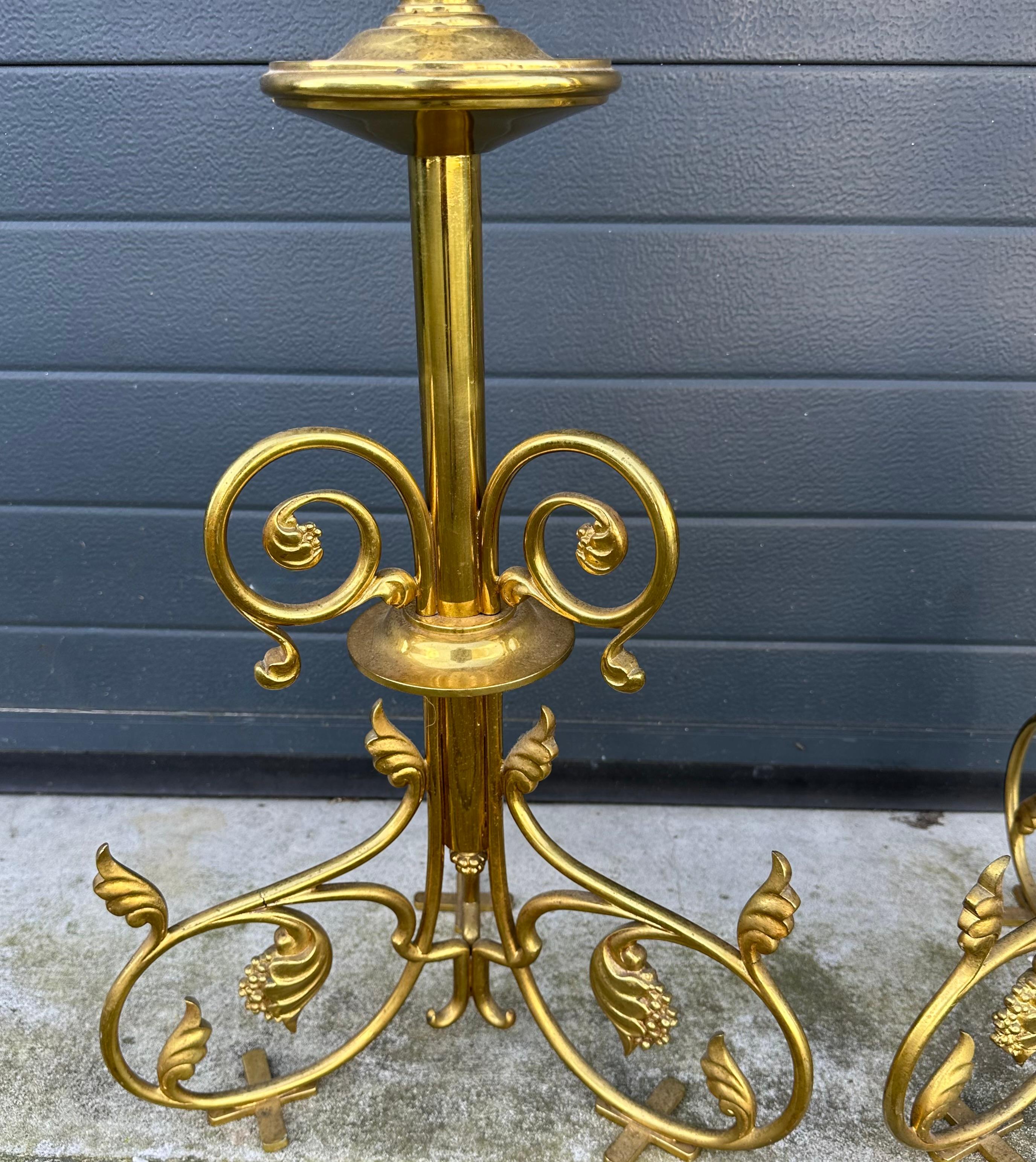 Antique Paire de colonnes d'église / Pedestal Stands de style Revival gothique fabriqués à la main en vente 2