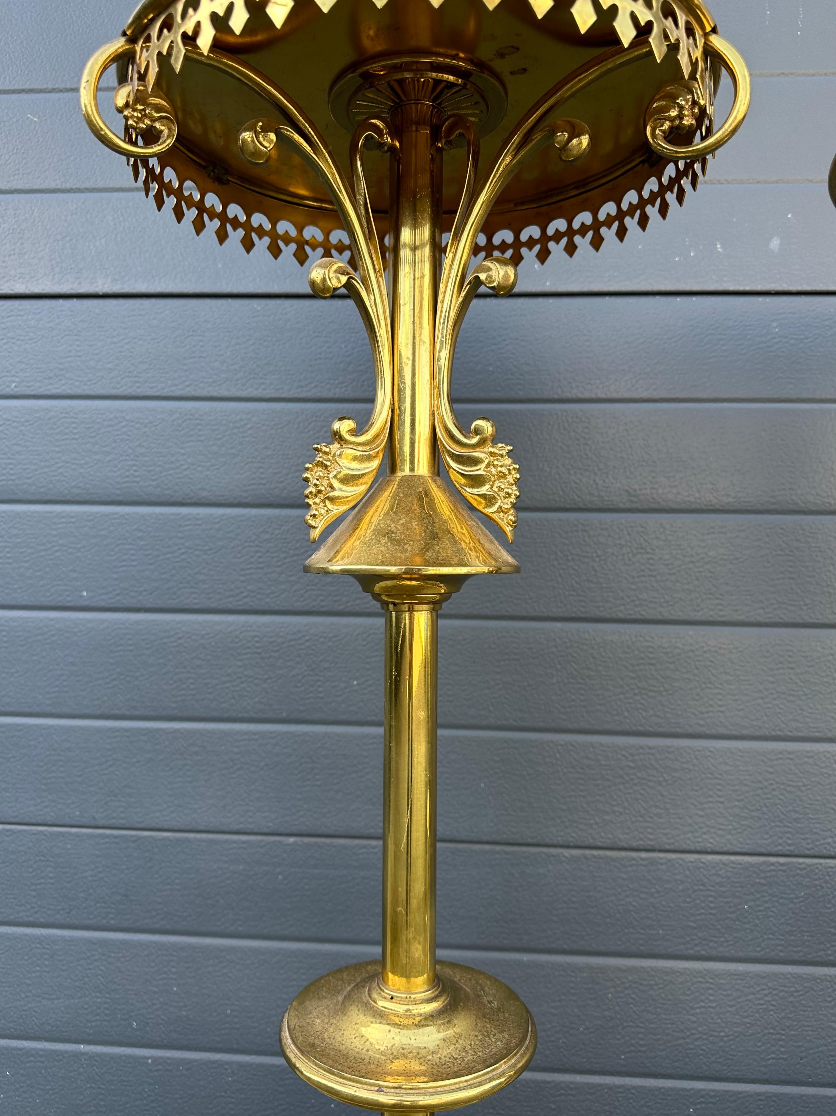 Antique Paire de colonnes d'église / Pedestal Stands de style Revival gothique fabriqués à la main en vente 6