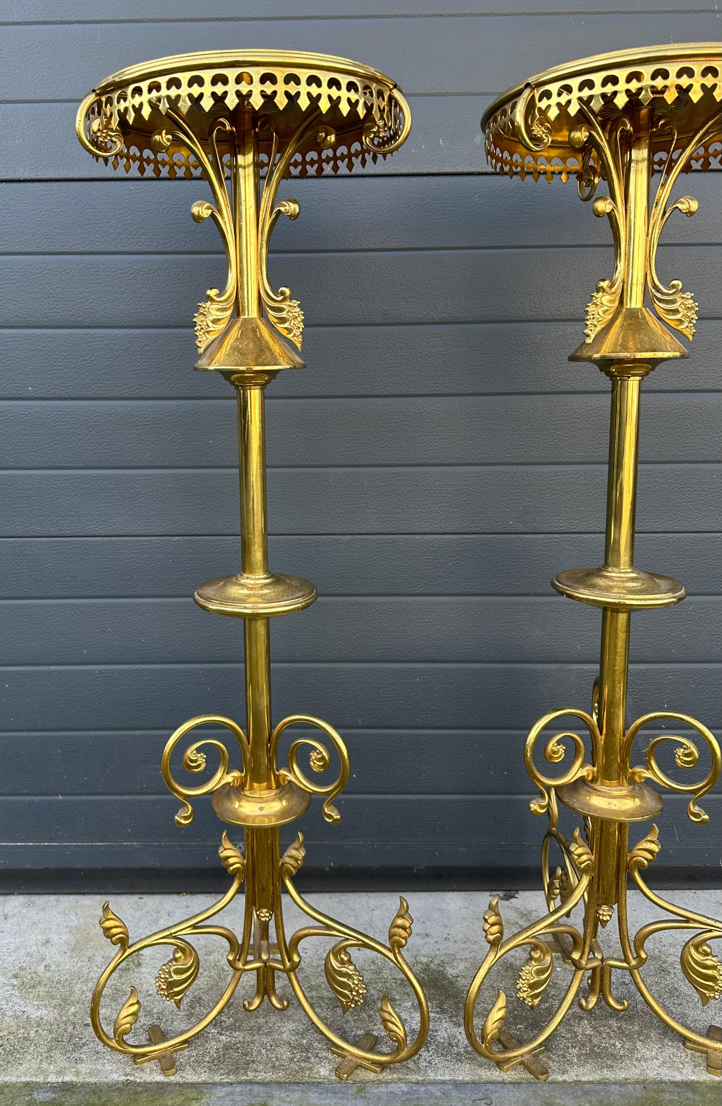 Antique Paire de colonnes d'église / Pedestal Stands de style Revival gothique fabriqués à la main en vente 7