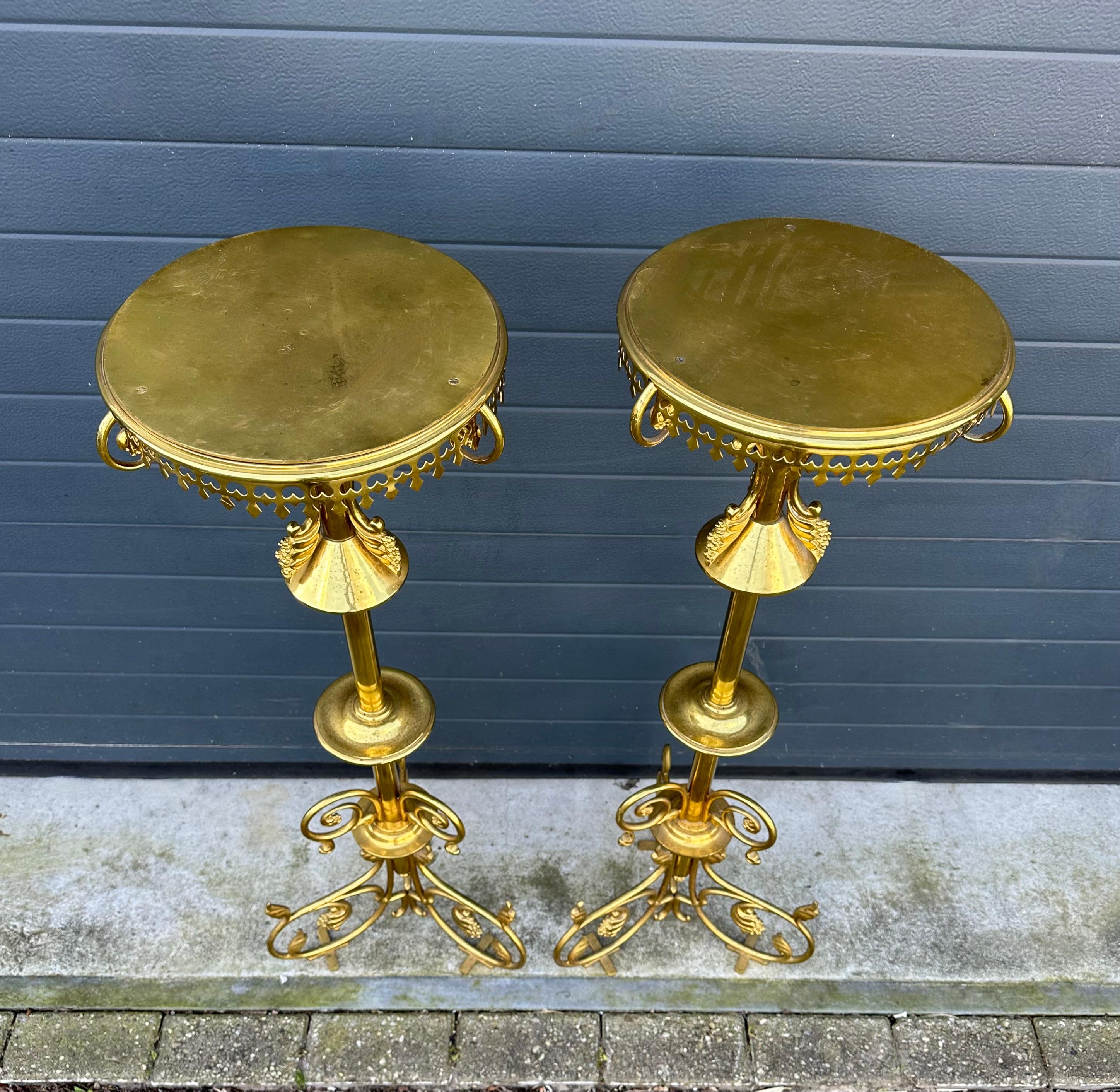 Antique Paire de colonnes d'église / Pedestal Stands de style Revival gothique fabriqués à la main en vente 10