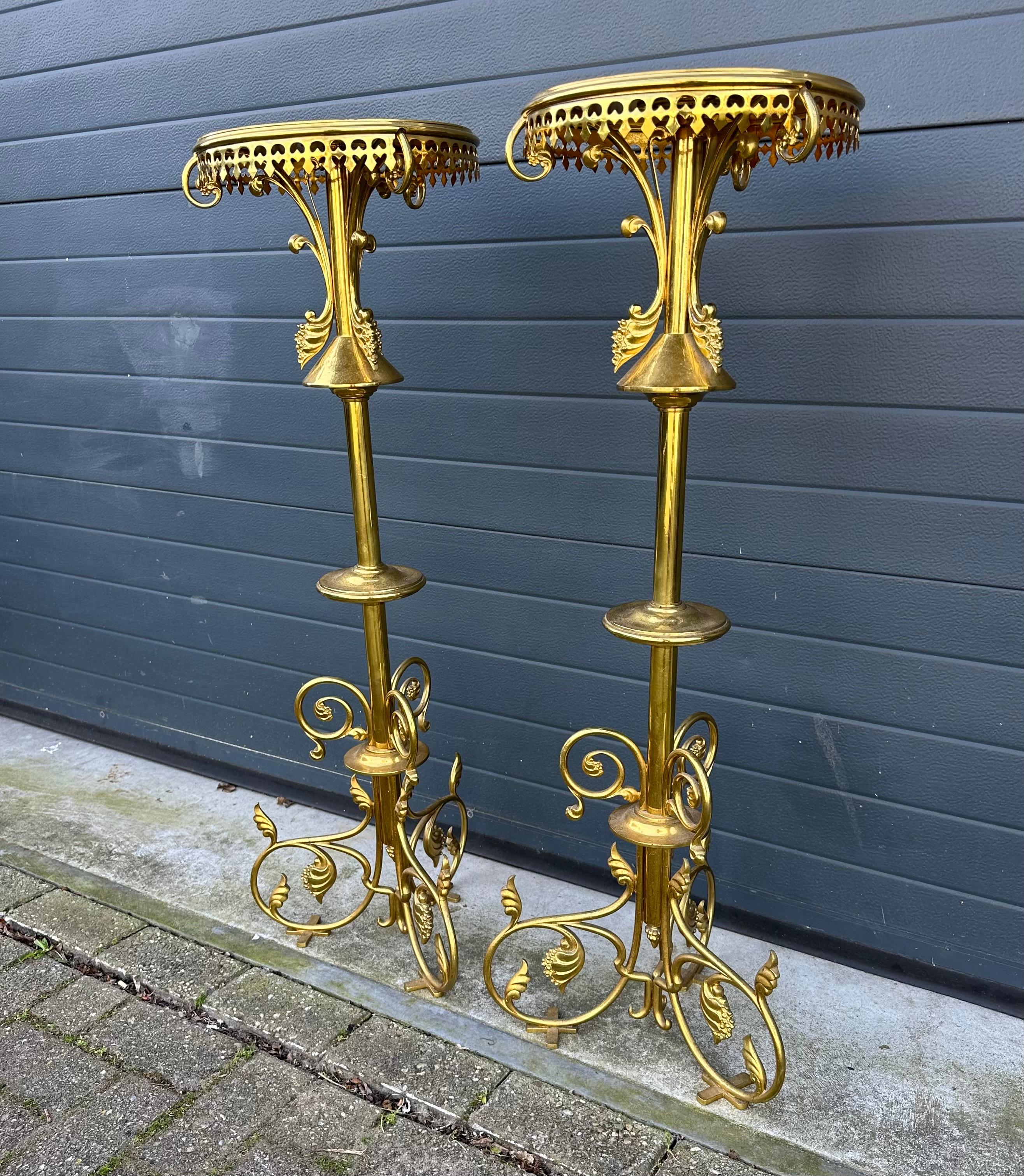 Antique Paire de colonnes d'église / Pedestal Stands de style Revival gothique fabriqués à la main en vente 11