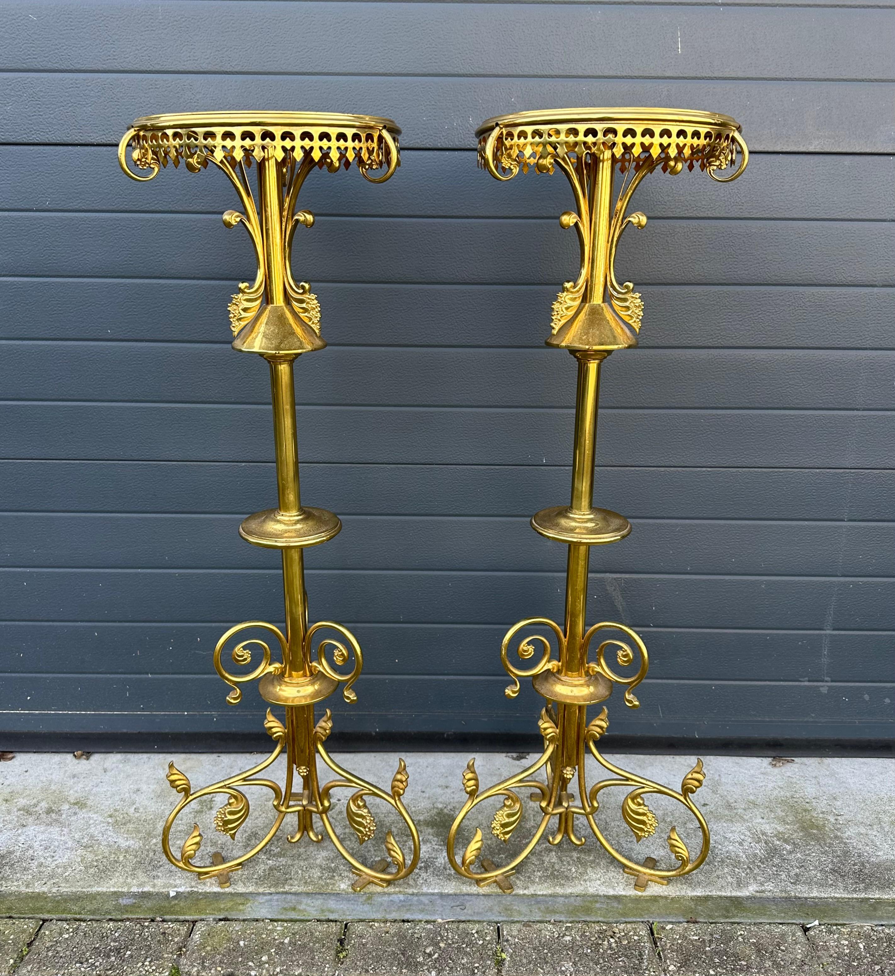Néo-gothique Antique Paire de colonnes d'église / Pedestal Stands de style Revival gothique fabriqués à la main en vente