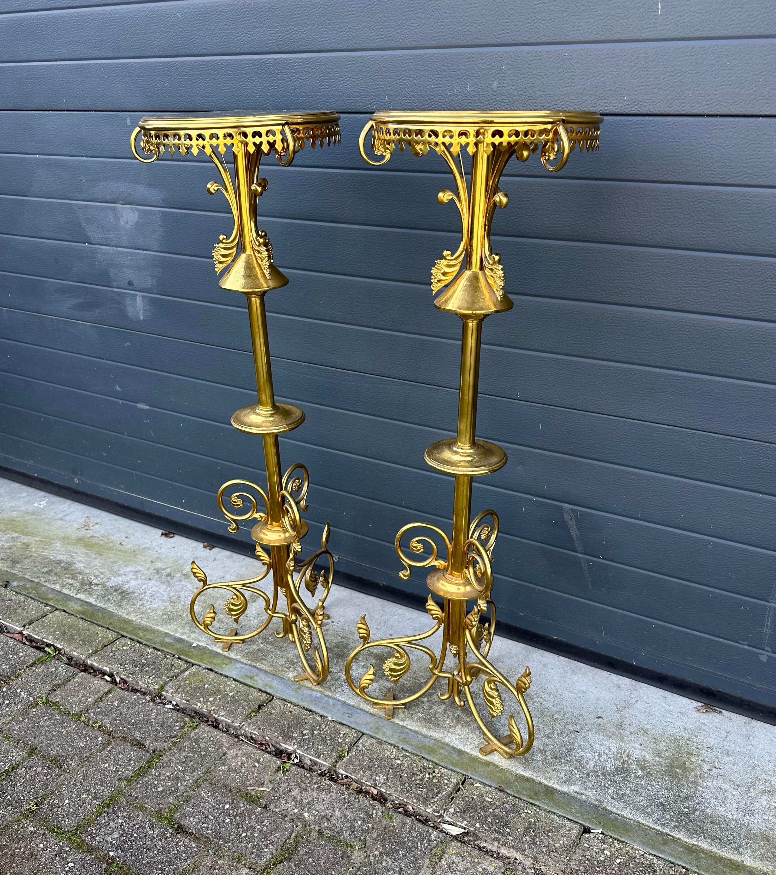 Moulage Antique Paire de colonnes d'église / Pedestal Stands de style Revival gothique fabriqués à la main en vente