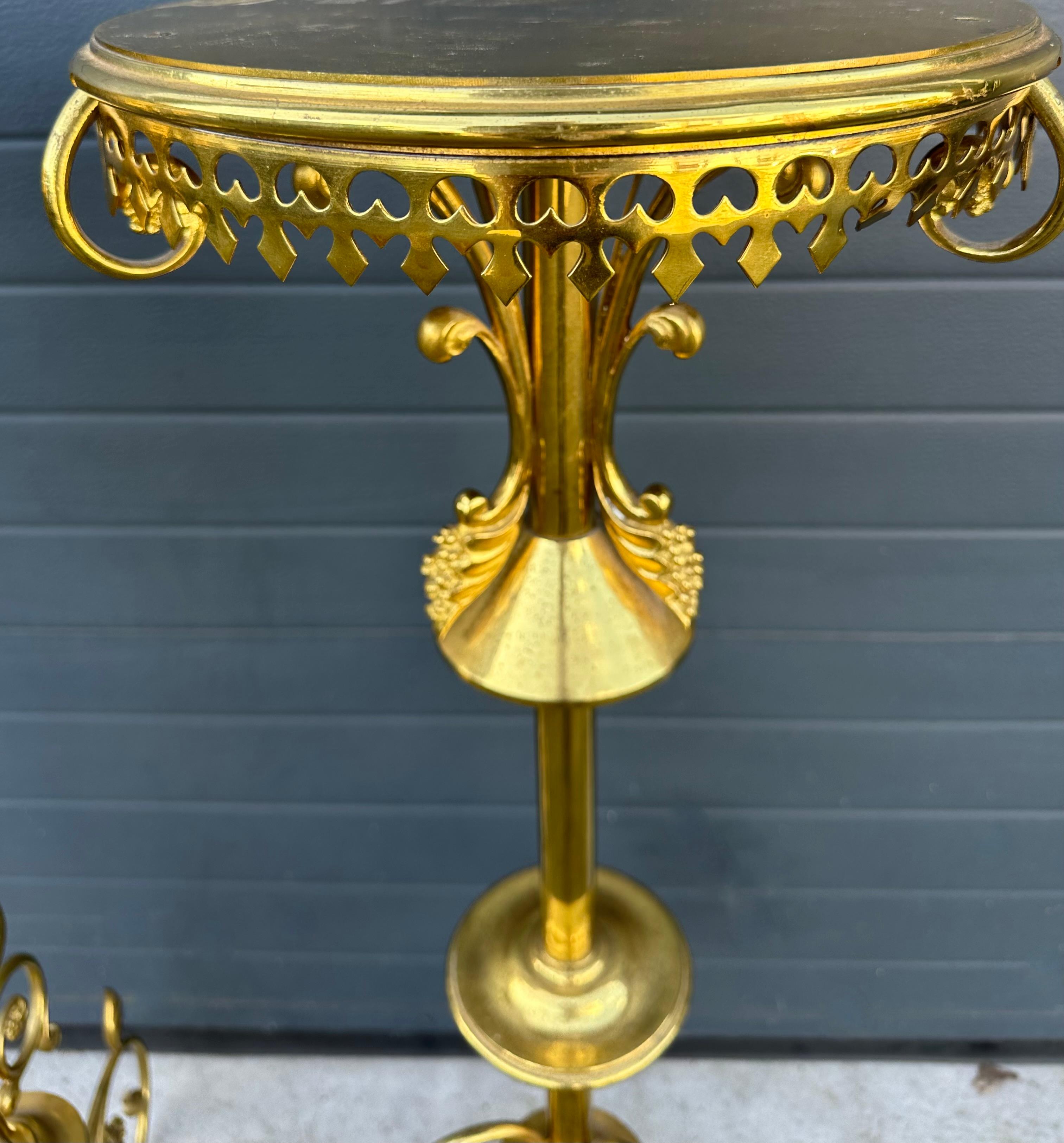 Antique Paire de colonnes d'église / Pedestal Stands de style Revival gothique fabriqués à la main Bon état - En vente à Lisse, NL