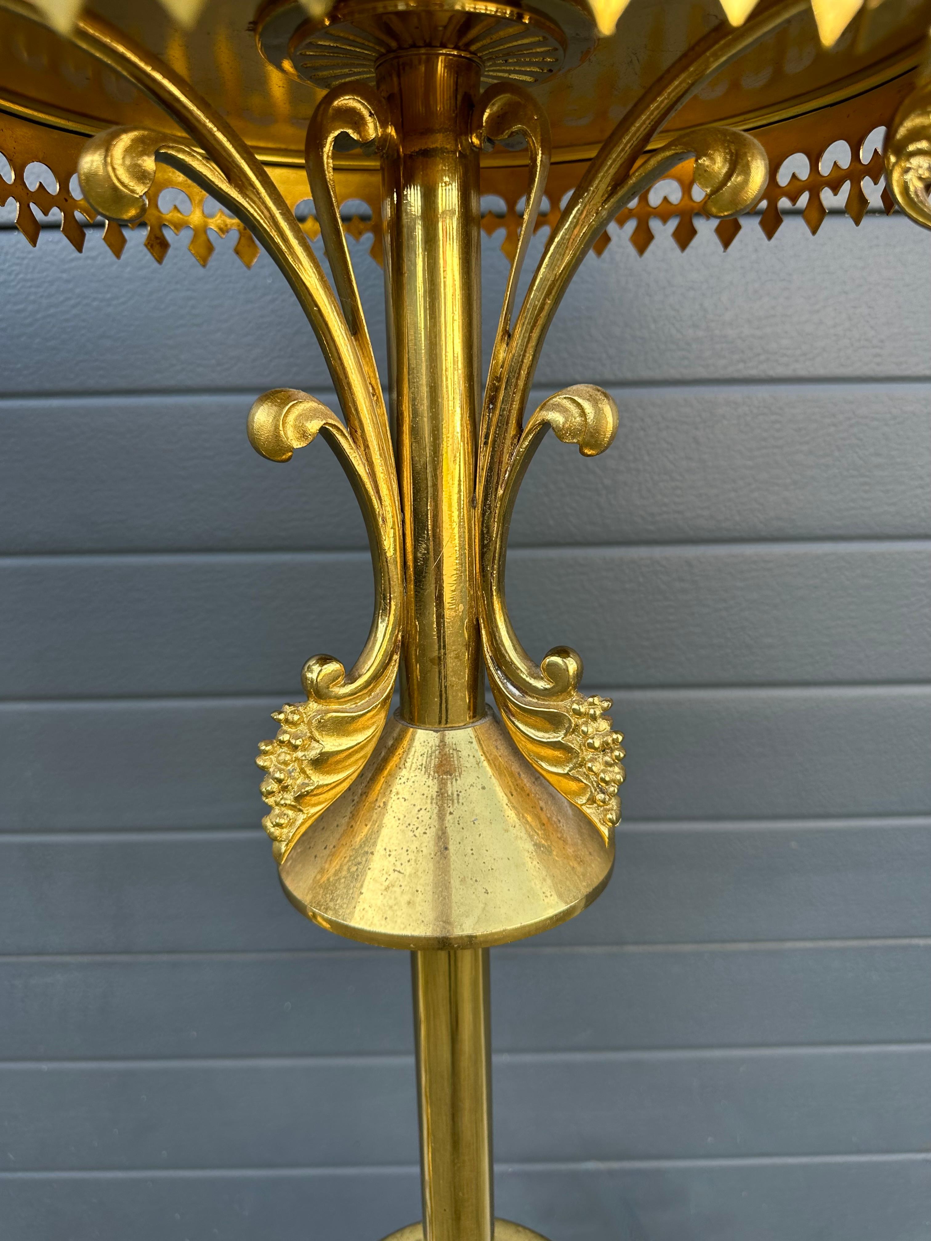 Laiton Antique Paire de colonnes d'église / Pedestal Stands de style Revival gothique fabriqués à la main en vente