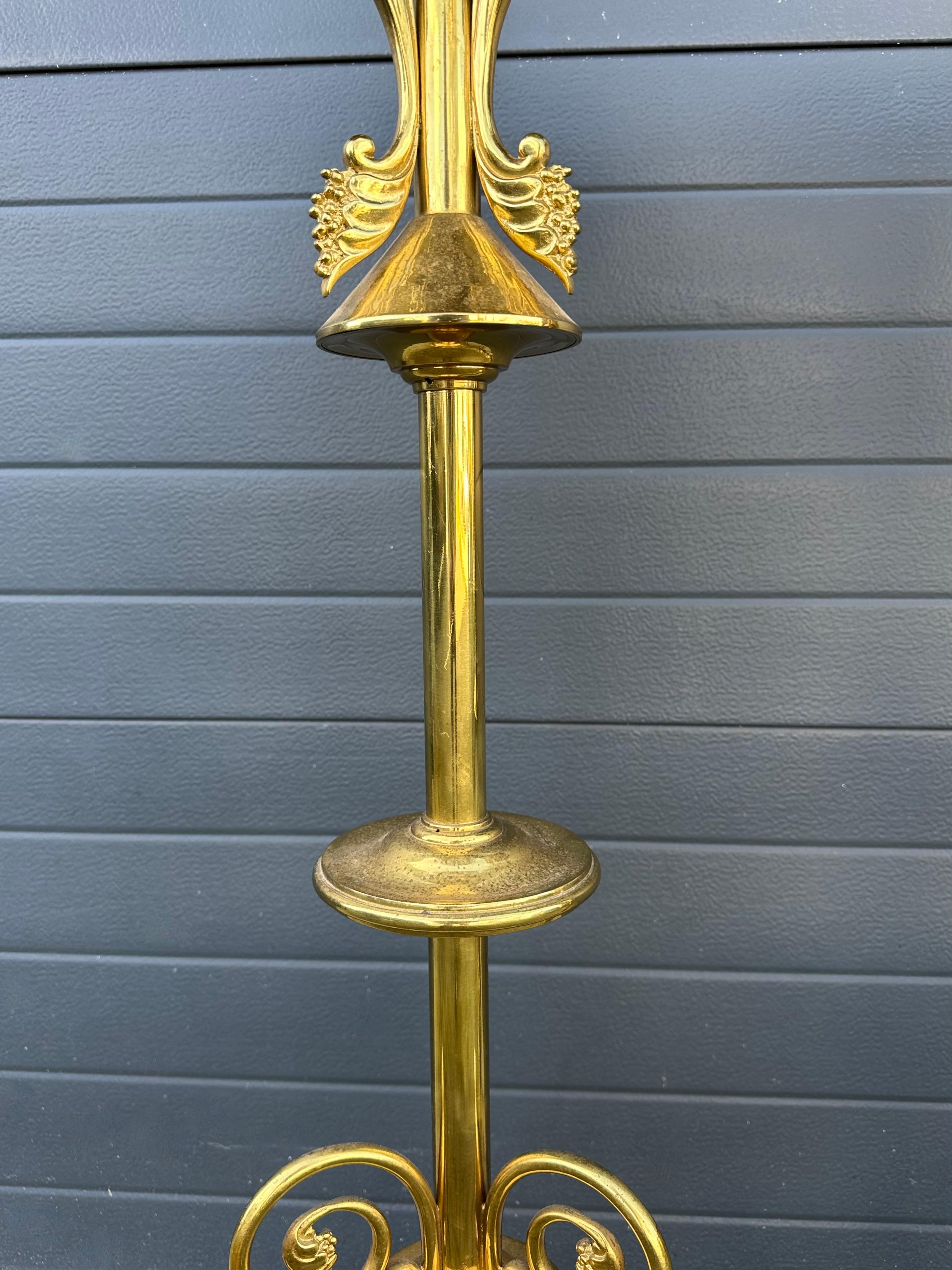 Antique Paire de colonnes d'église / Pedestal Stands de style Revival gothique fabriqués à la main en vente 1