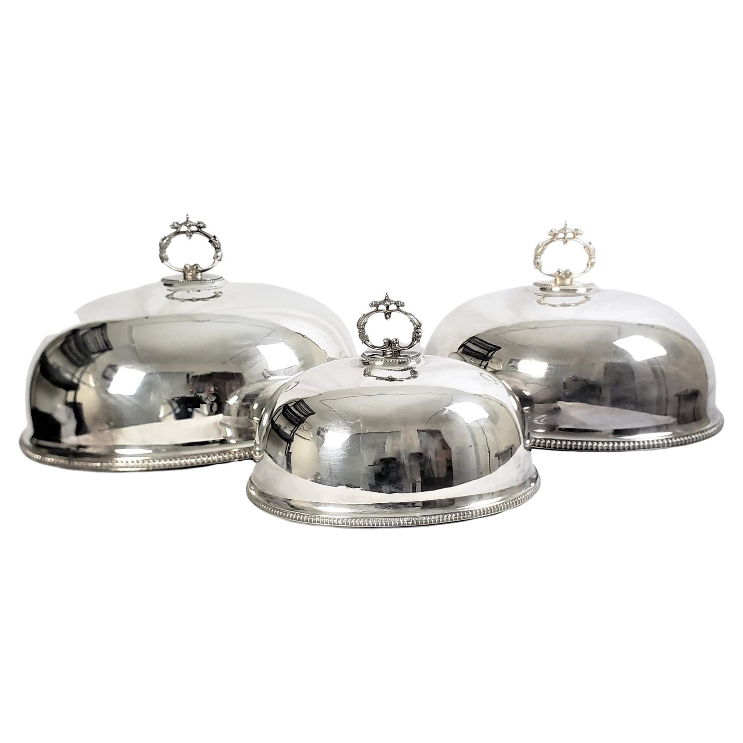 https://a.1stdibscdn.com/antique-hand-crafted-silver-plated-graduated-meat-dome-or-entre-cover-set-for-sale/f_13552/f_323603121674437473364/f_32360312_1674437474108_bg_processed.jpg?width=1500