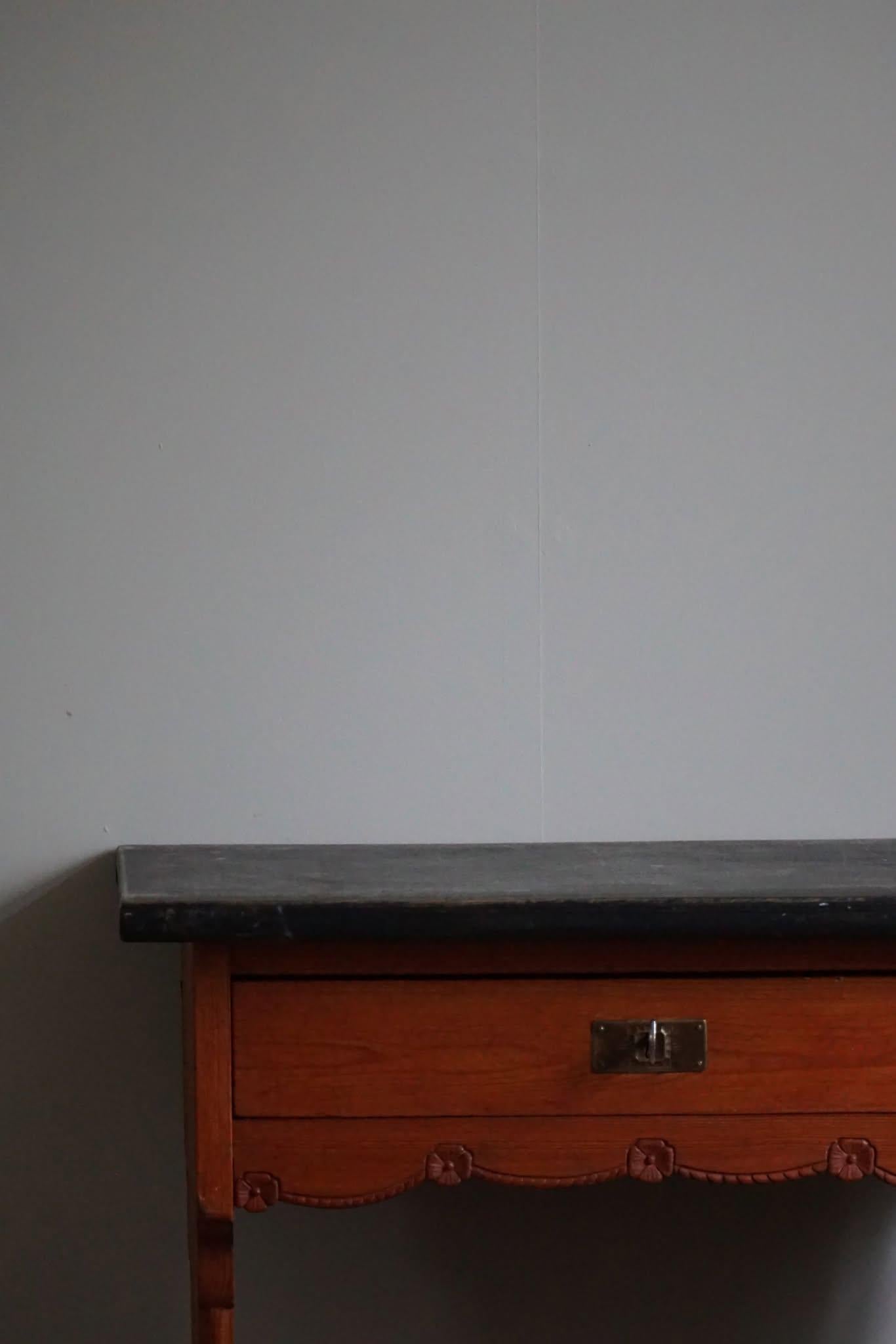 Bureau/table suédois du 19ème siècle de style gustavien en pin ancien, fabriqué à la main en vente 2