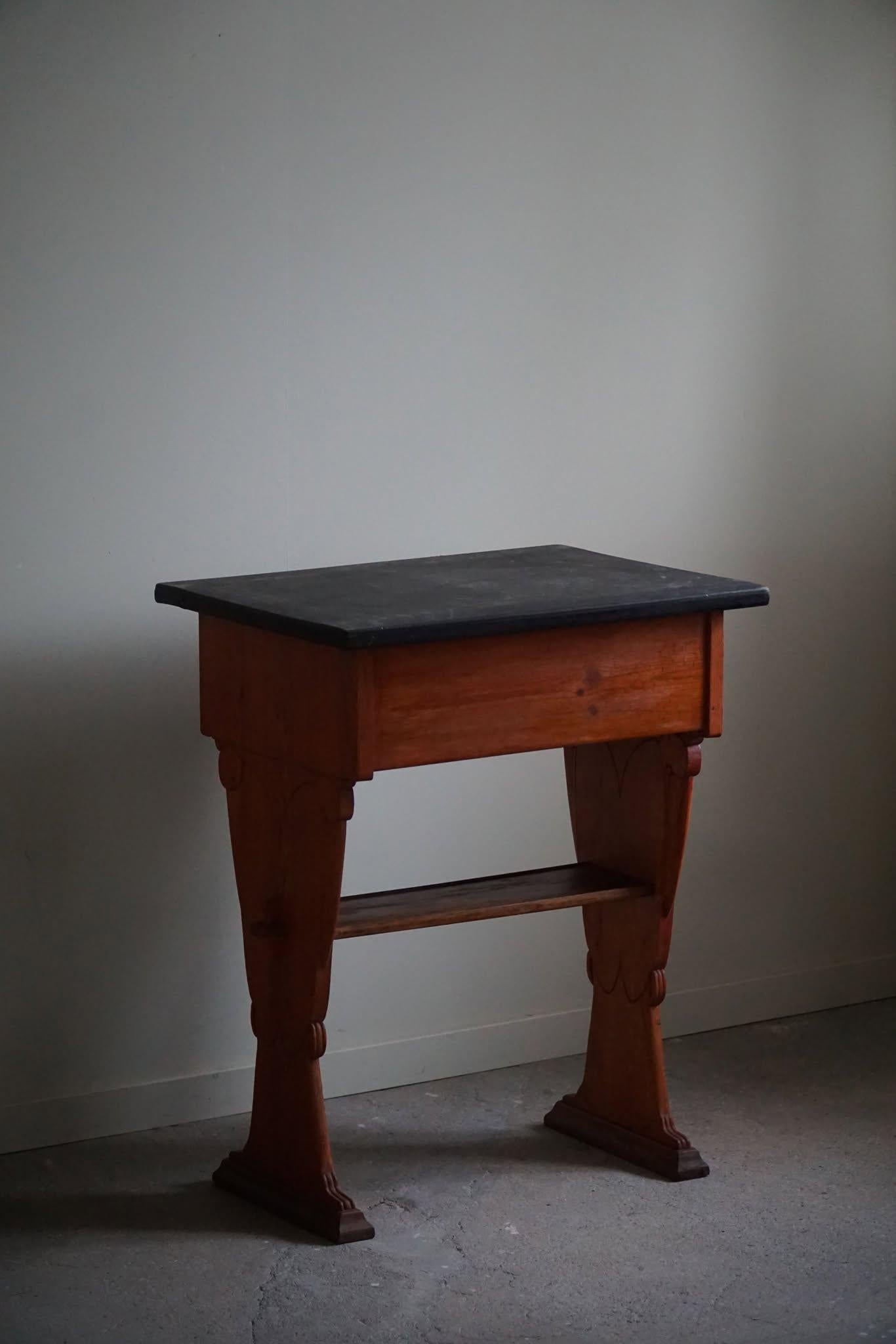 Bureau/table suédois du 19ème siècle de style gustavien en pin ancien, fabriqué à la main en vente 3