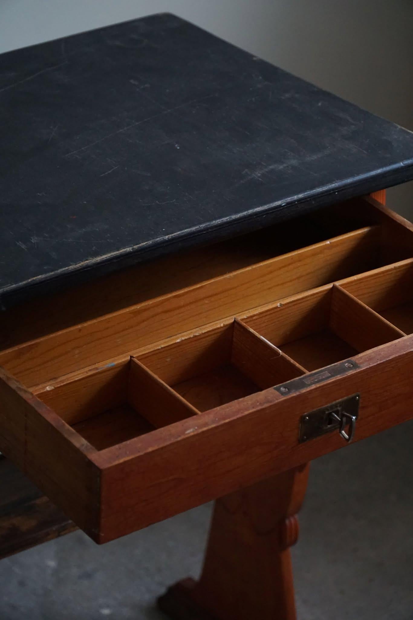 Bureau/table suédois du 19ème siècle de style gustavien en pin ancien, fabriqué à la main en vente 8