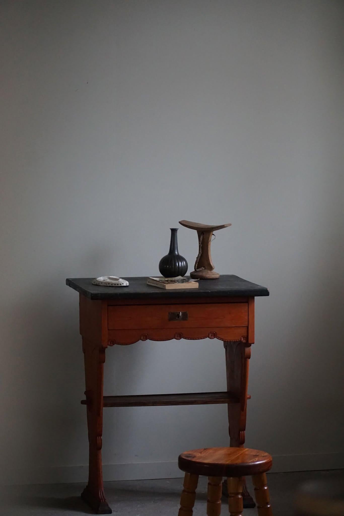 Bureau/table suédois du 19ème siècle de style gustavien en pin ancien, fabriqué à la main en vente 9
