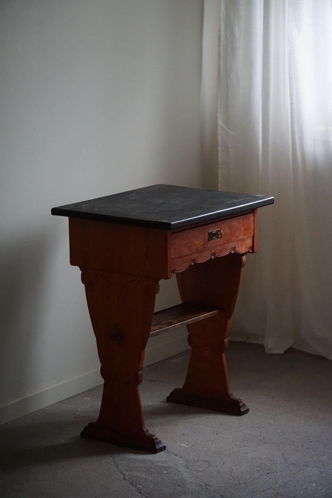 Bureau/table suédois du 19ème siècle de style gustavien en pin ancien, fabriqué à la main en vente 11