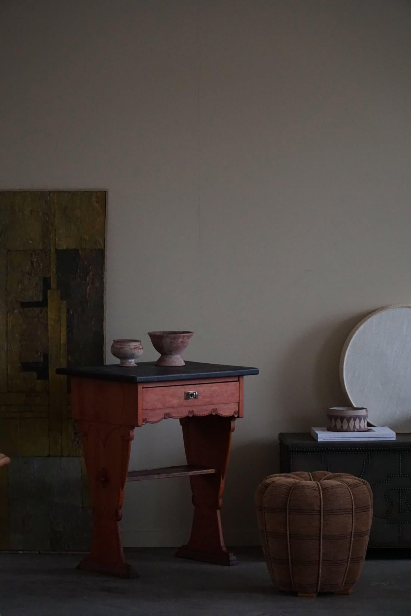 Un bureau suédois ancien du XIXe siècle, fabriqué à la main et magnifiquement préservé, qui met en valeur l'élégance du style gustavien et le charme de l'art populaire. Fabriquée en pin massif teinté, cette table d'appoint présente une patine riche