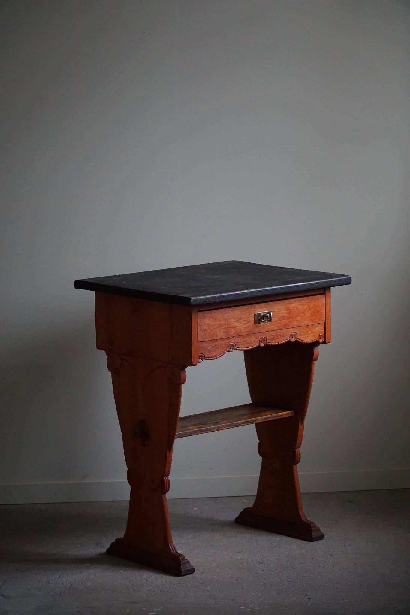 Suédois Bureau/table suédois du 19ème siècle de style gustavien en pin ancien, fabriqué à la main en vente