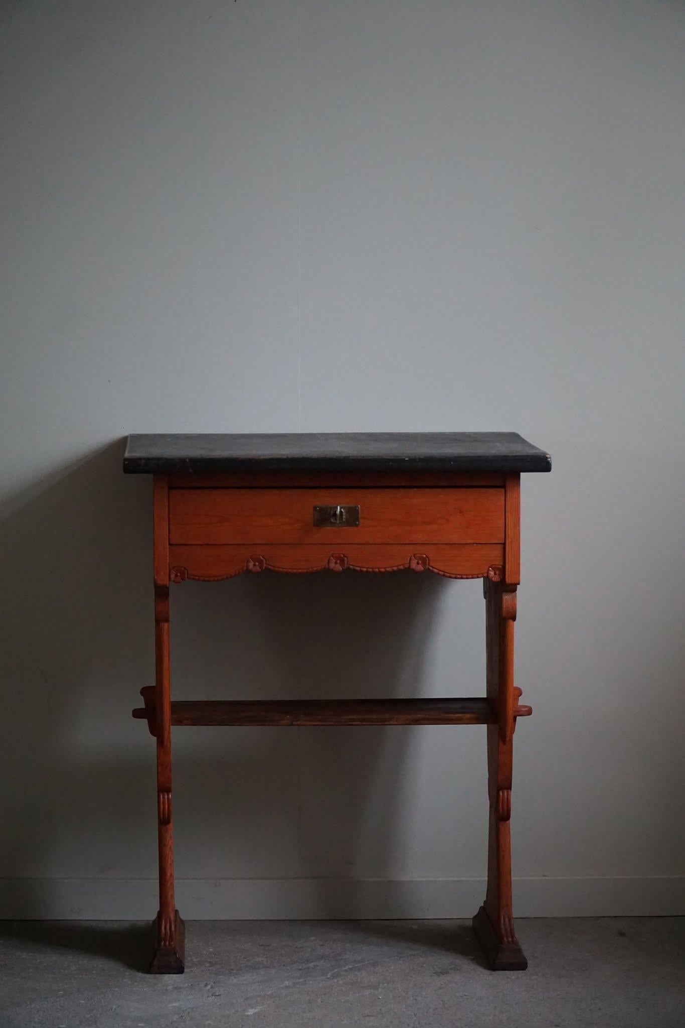 Fait main Bureau/table suédois du 19ème siècle de style gustavien en pin ancien, fabriqué à la main en vente