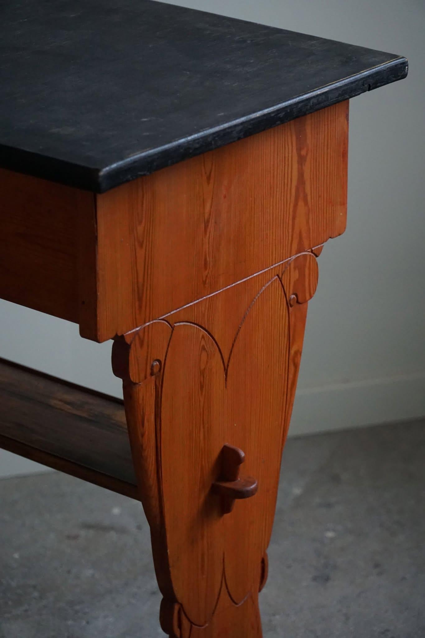 Bureau/table suédois du 19ème siècle de style gustavien en pin ancien, fabriqué à la main Bon état - En vente à Odense, DK