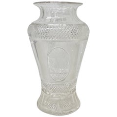 Vase ancien en cristal taillé à la main avec motif de fleurs et de raisins, vers 1920