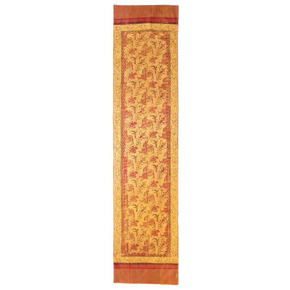 Antico Batik di cotone tinto a mano Slendang (Selendang), Giava. Un pezzo di tessuto di cotone usato come panno per le spalle, tinto a mano in tre colori: la base tinta in generale di giallo dorato, poi un vermiglio e un marrone dipinti su un