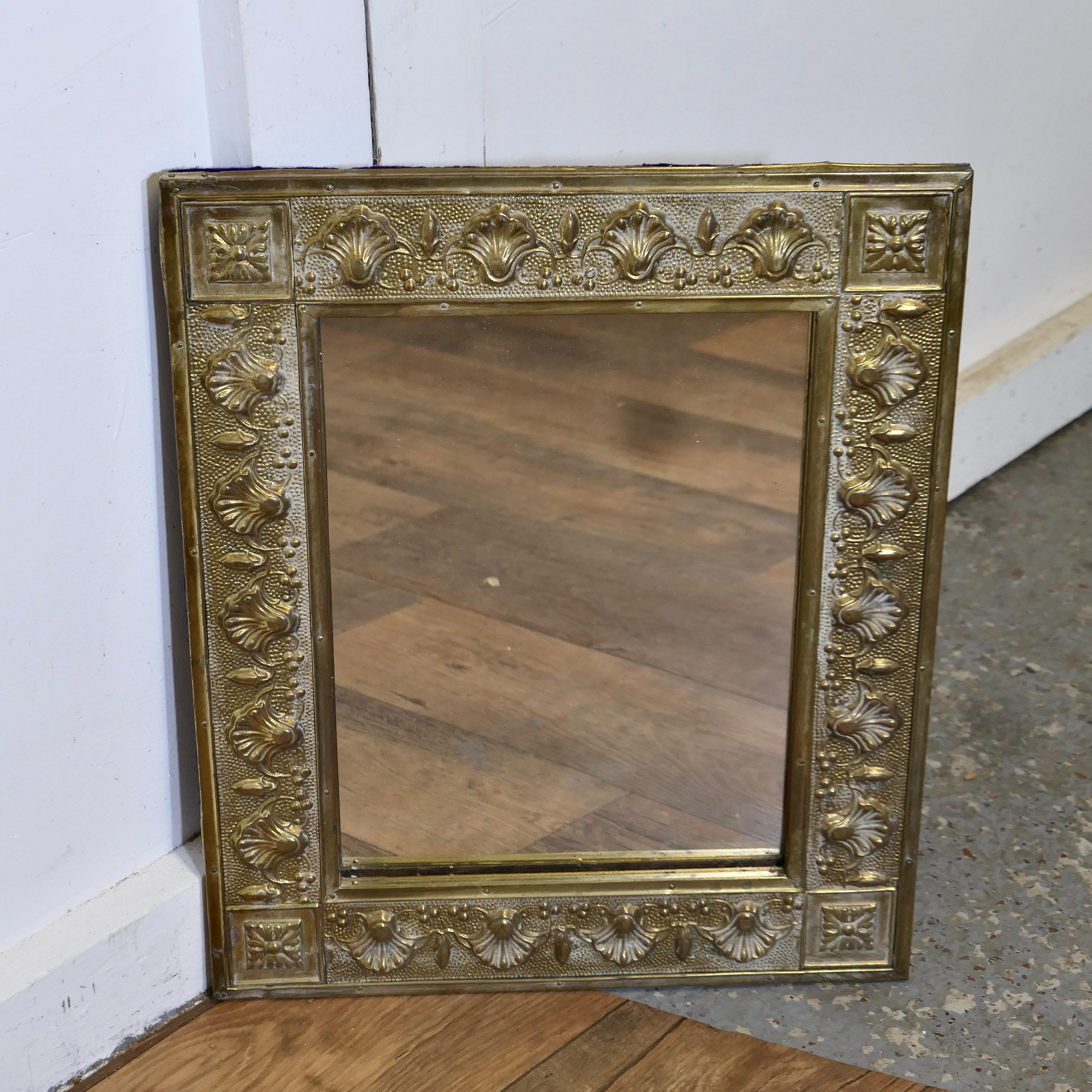 Marco de espejo antiguo de latón repujado a mano

Esta es una pieza encantadora y muy pesada, el espejo está colocado en un marco de latón macizo de 10 cm de ancho decorado con un diseño de concha martillada.
Una pieza muy inusual de Francia, el