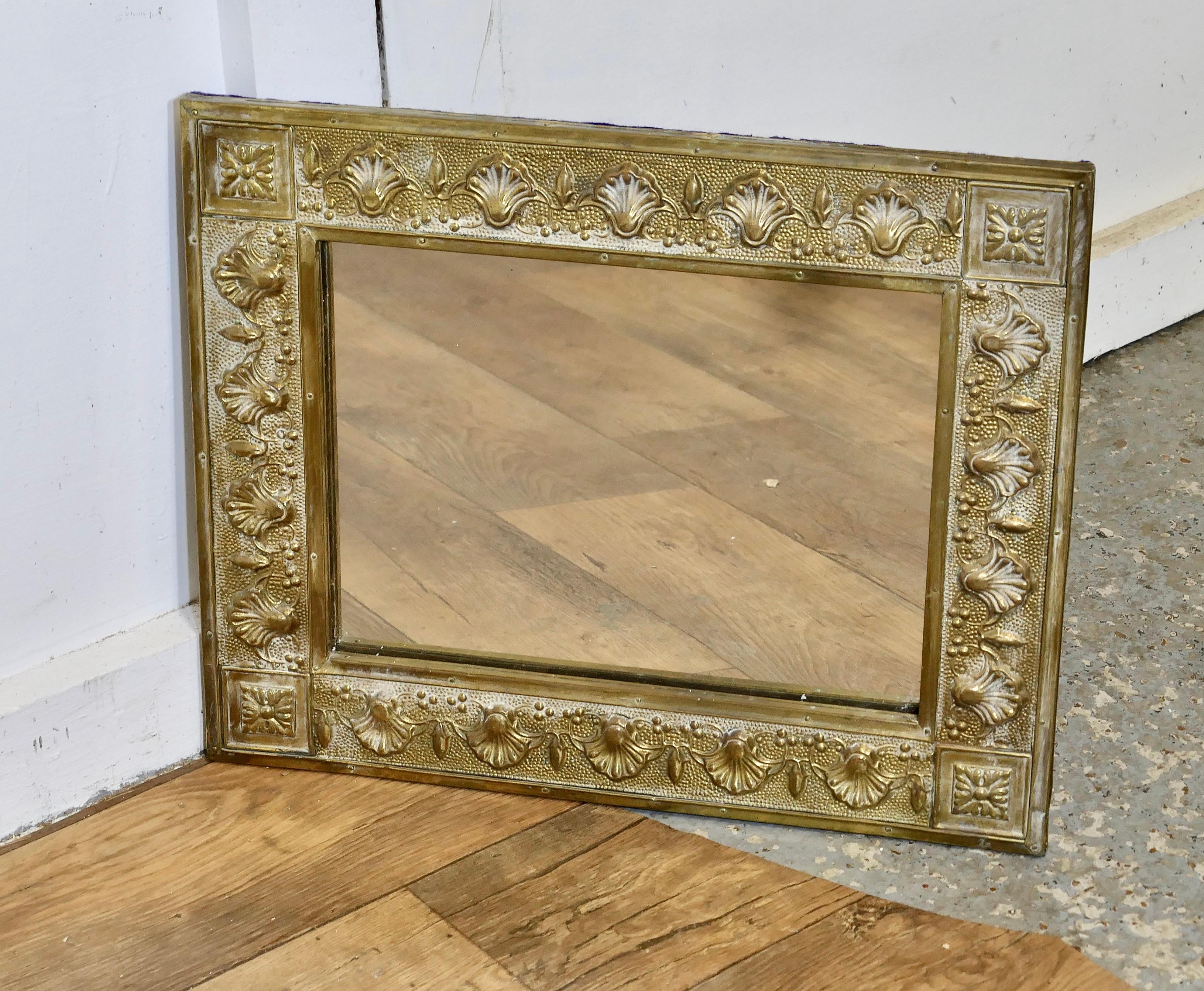 Marco de espejo antiguo de latón repujado a mano Artes y manualidades en venta