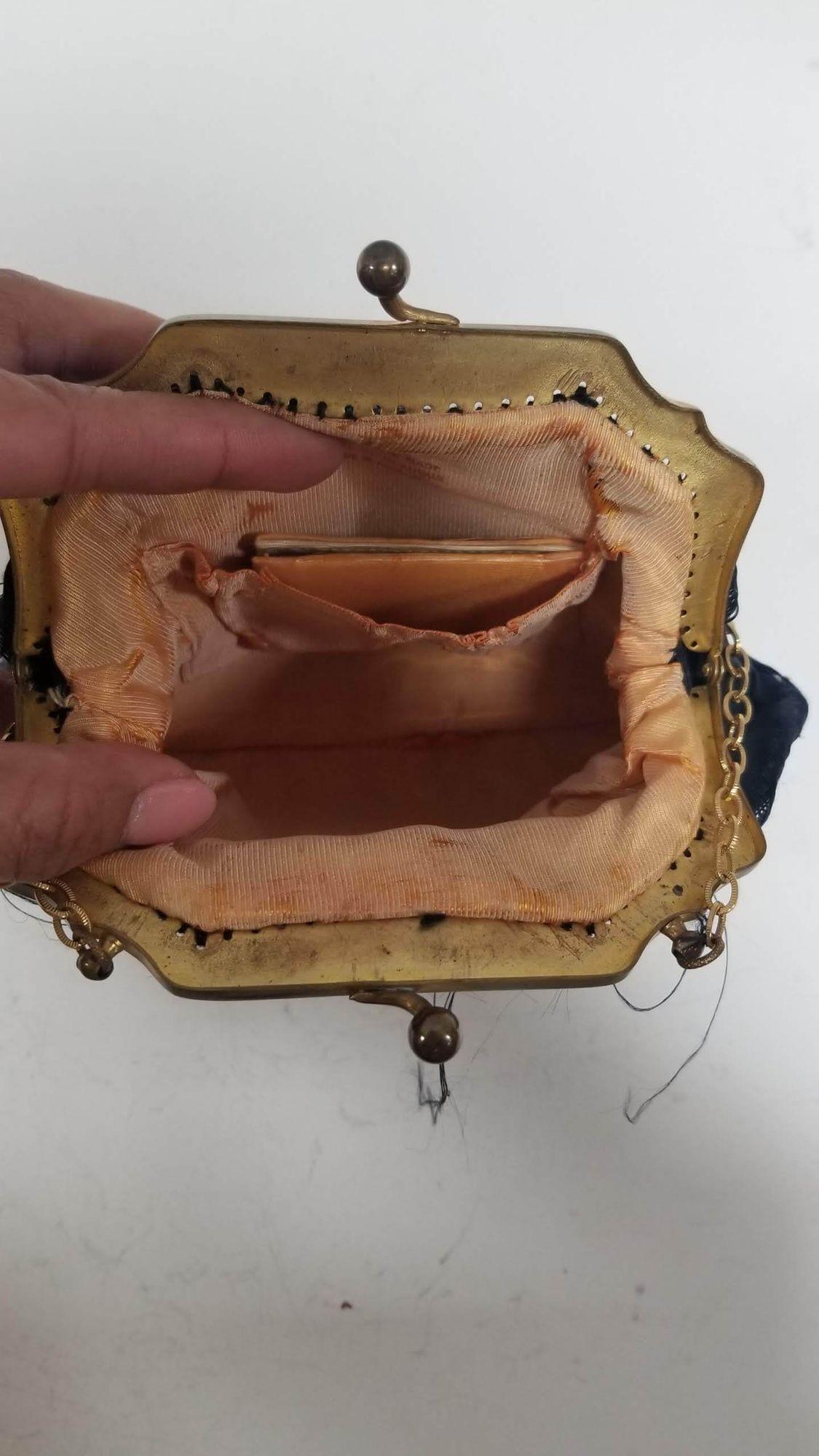 Antike handbestickte Seidenhandtasche 1910 (Französisch) im Angebot