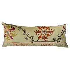 Coussin Suzani brodé à la main - Une pièce d'art