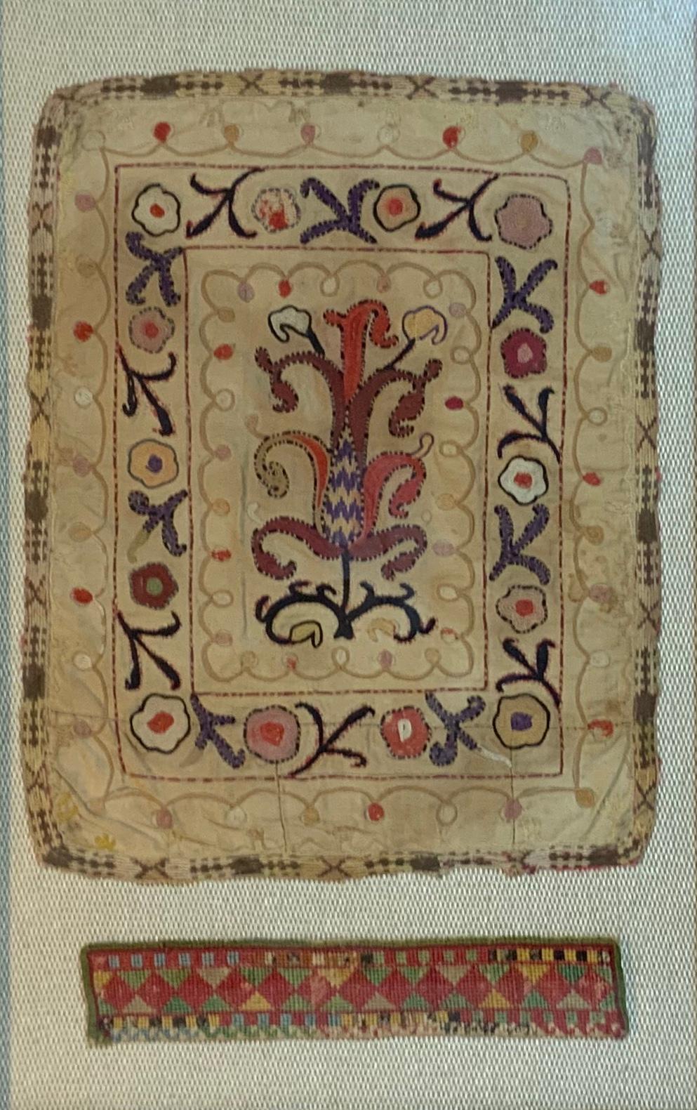 Magnifique broderie textile Suzani ancienne, réalisée par une tribu nomade turkmène, comme échantillon pour un motif Suzani plus grand, ou simplement à des fins décoratives, montre la maîtrise de l'art de la broderie asiatique. En bas, on peut voir