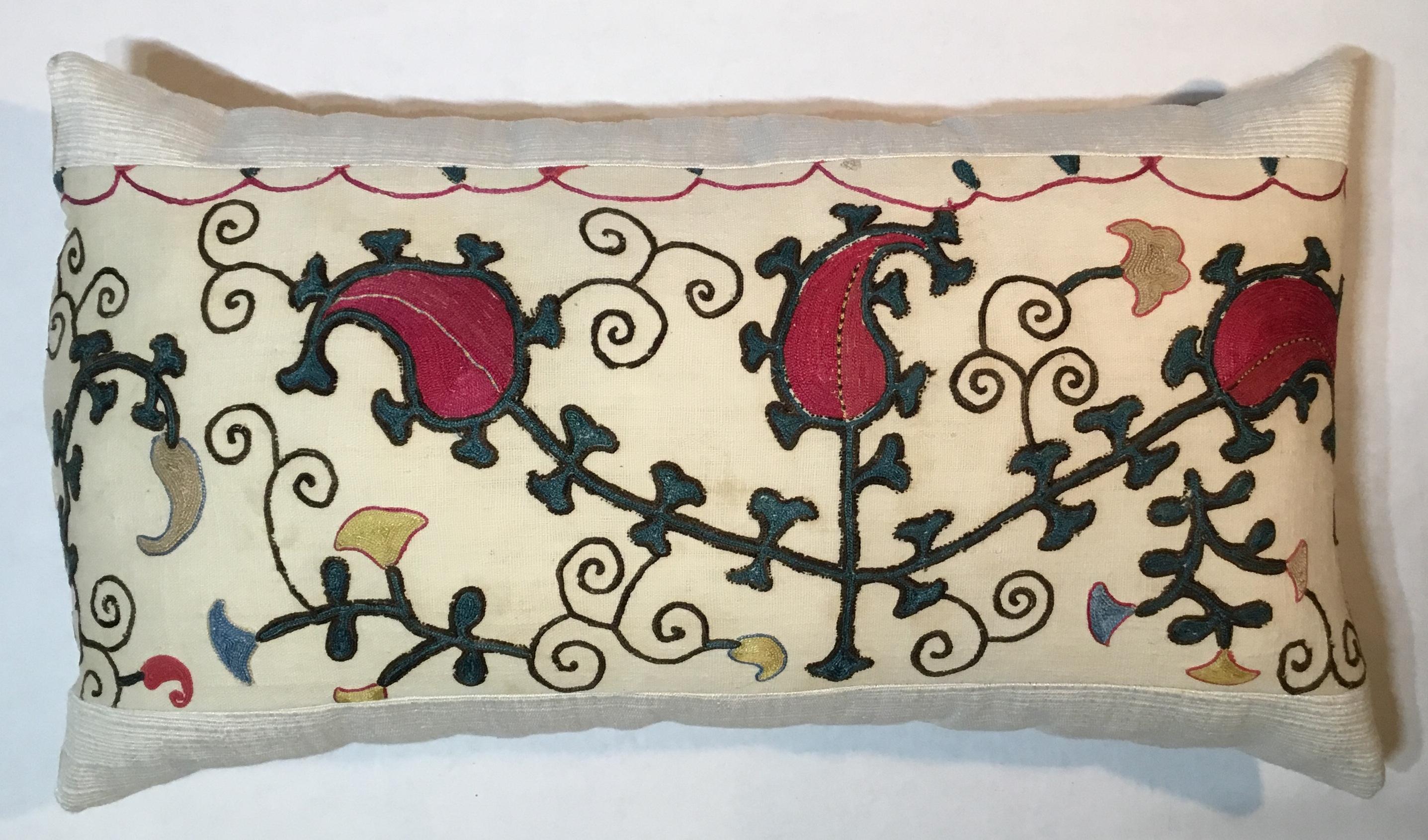 Beautiful pillow made of hand embroidery silk of vines and flowers, on cream color hand loom
Background, quality cotton side trimmings and fine backing. New insert.
Some oxidation of silk due the age of the textile. Structurally very good