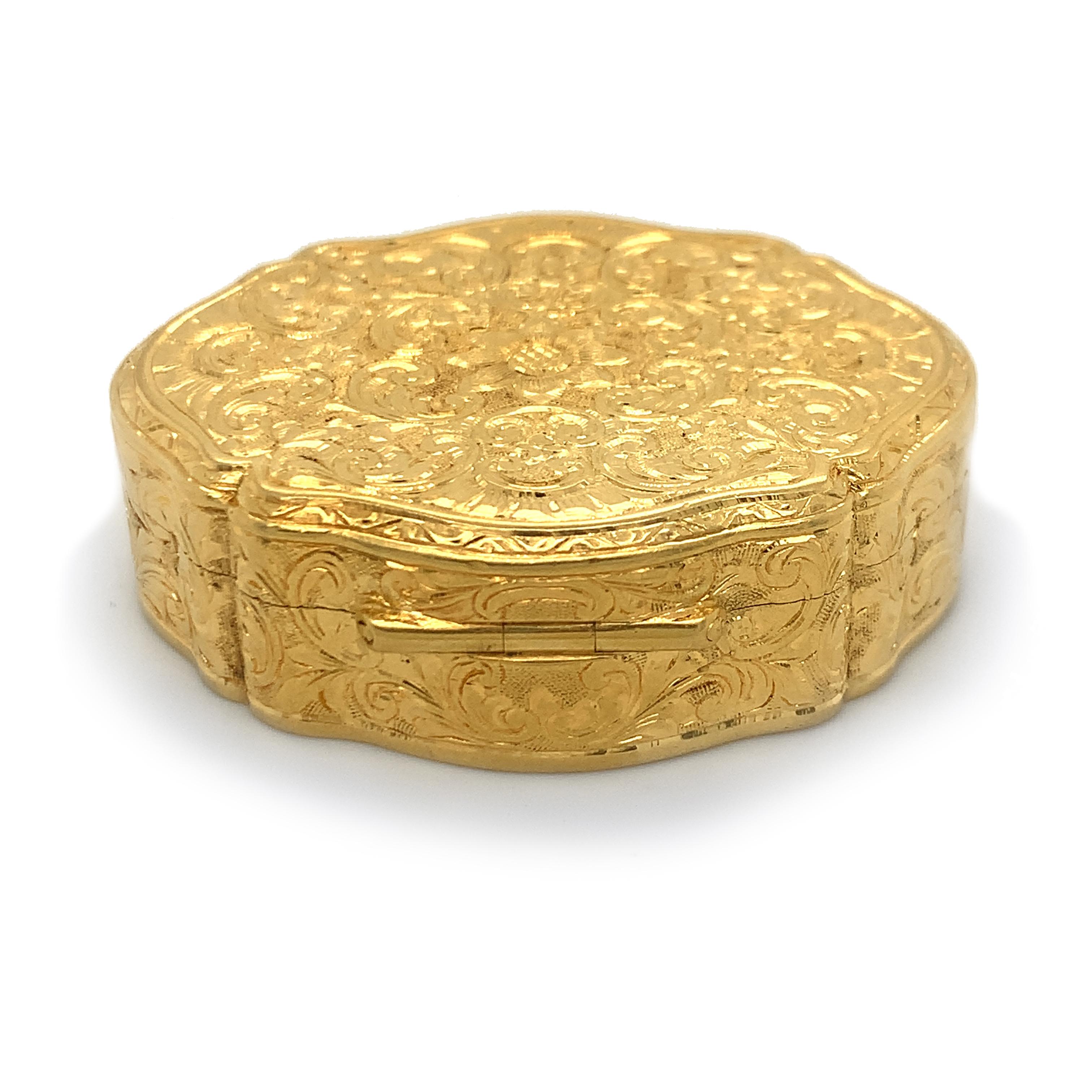 Pilulier antique en or gravé à la main Unisexe en vente