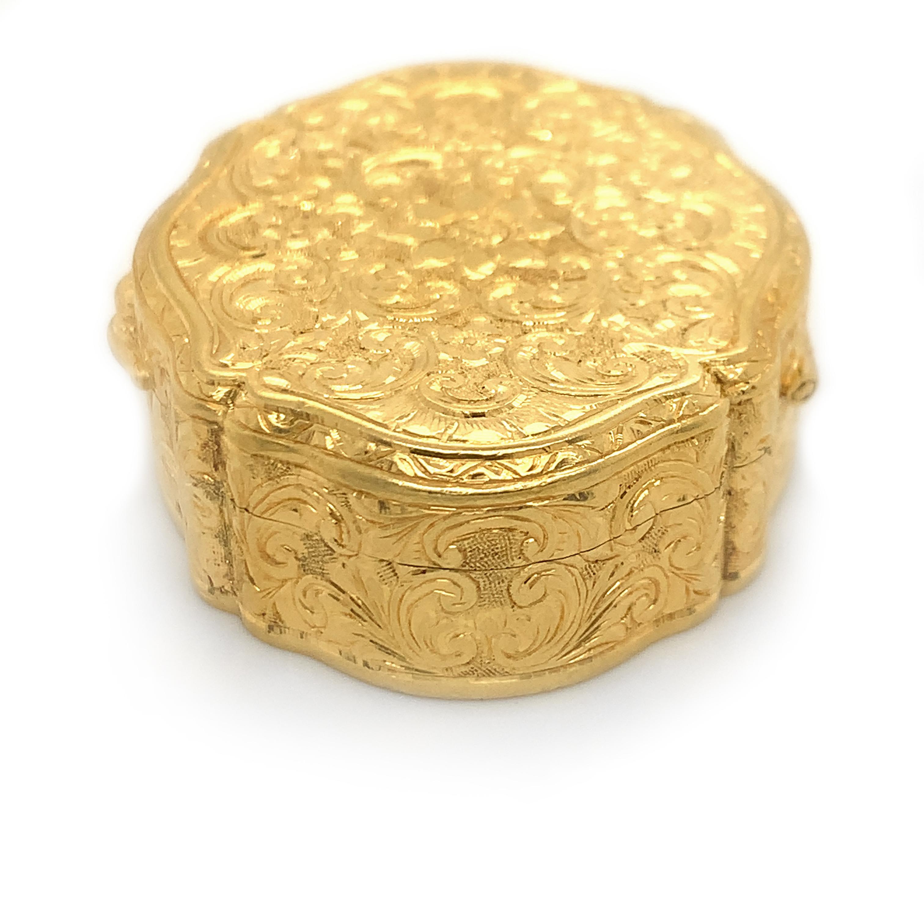 Pilulier antique en or gravé à la main en vente 1