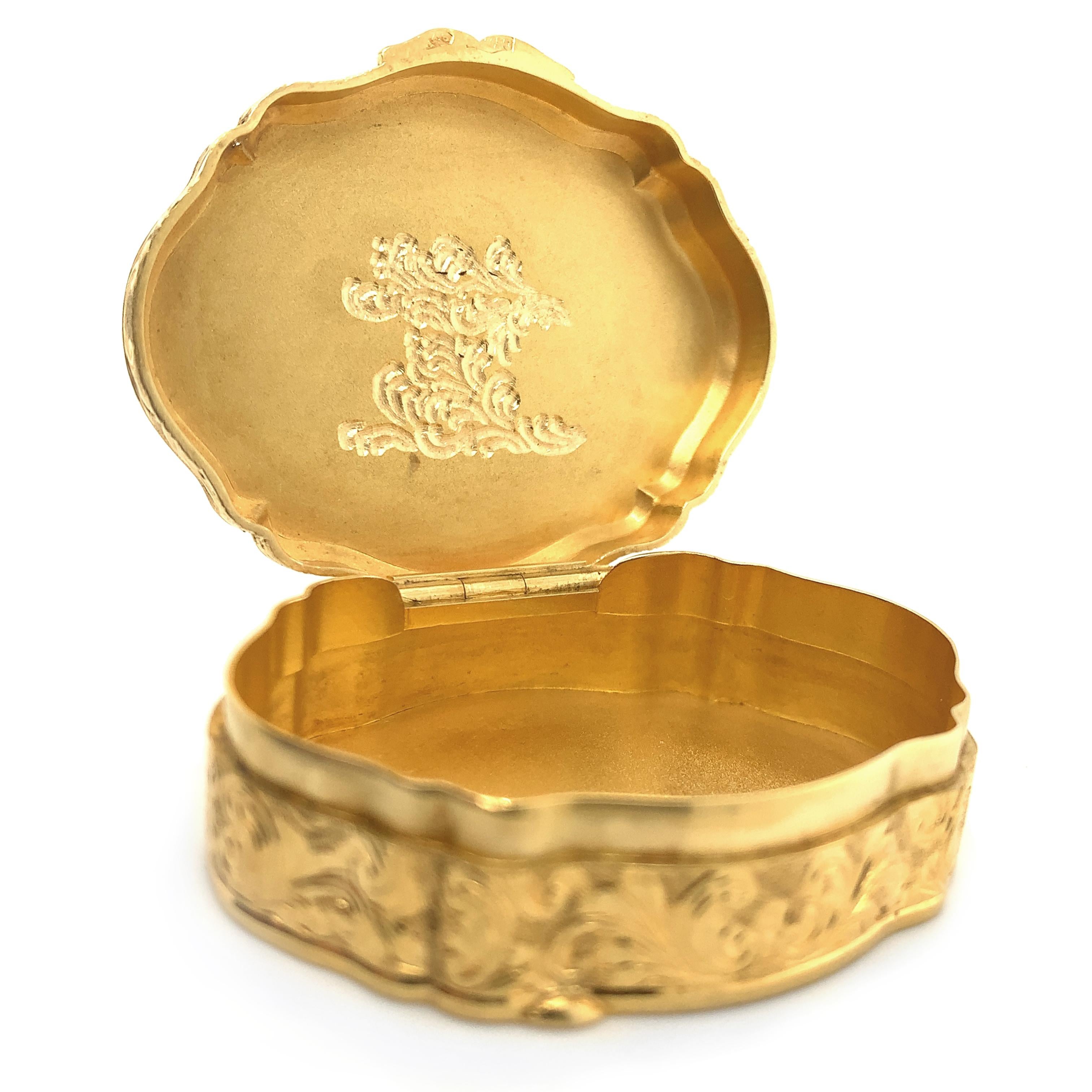 Antique Hand-Engraved Gold Pill Box In Excellent Condition For Sale In New York, NY