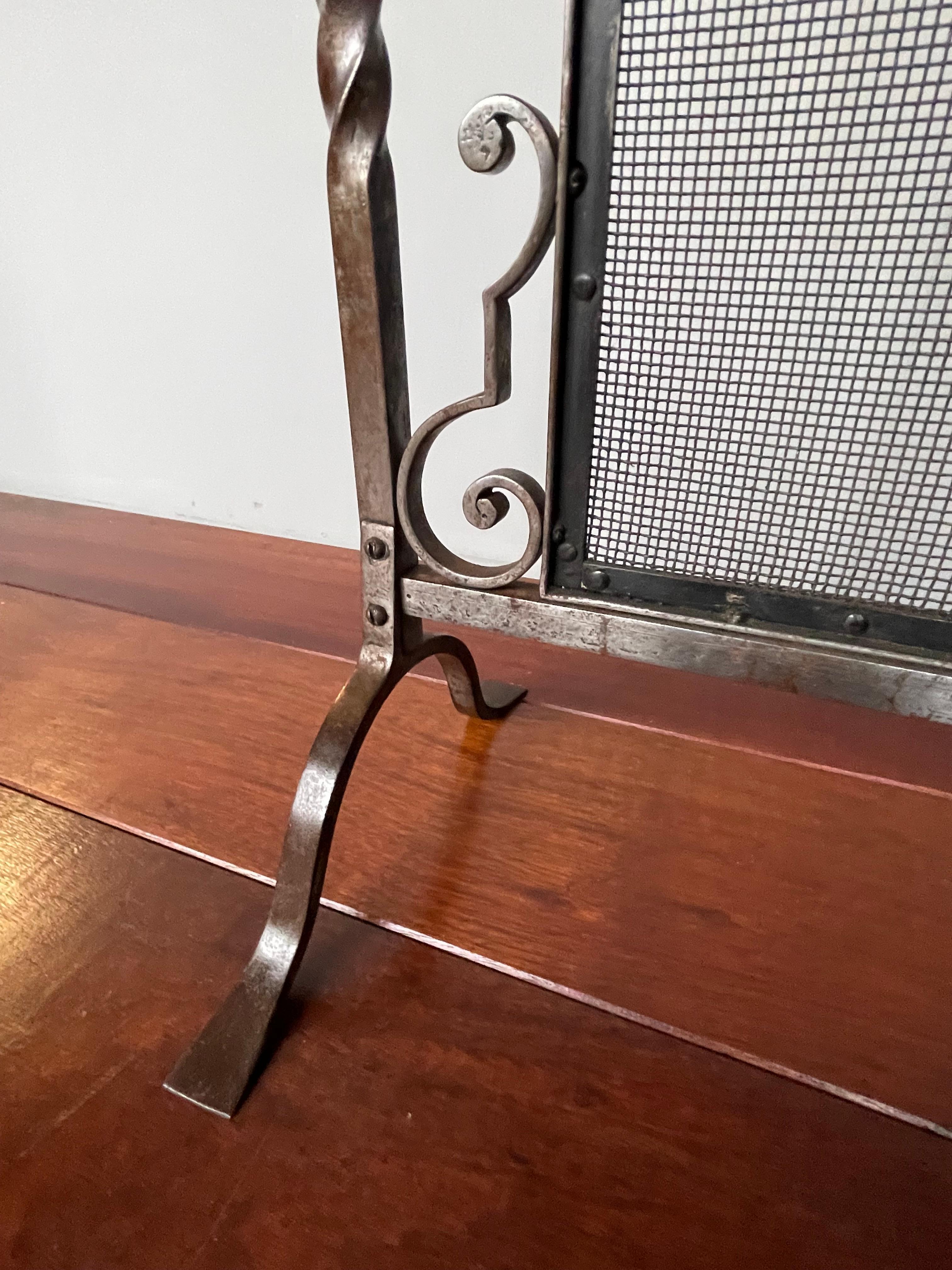 Pare-étincelles ancien en fer forgé Arts and Crafts forgé à la main avec Parfait maille fil métallique en vente 5
