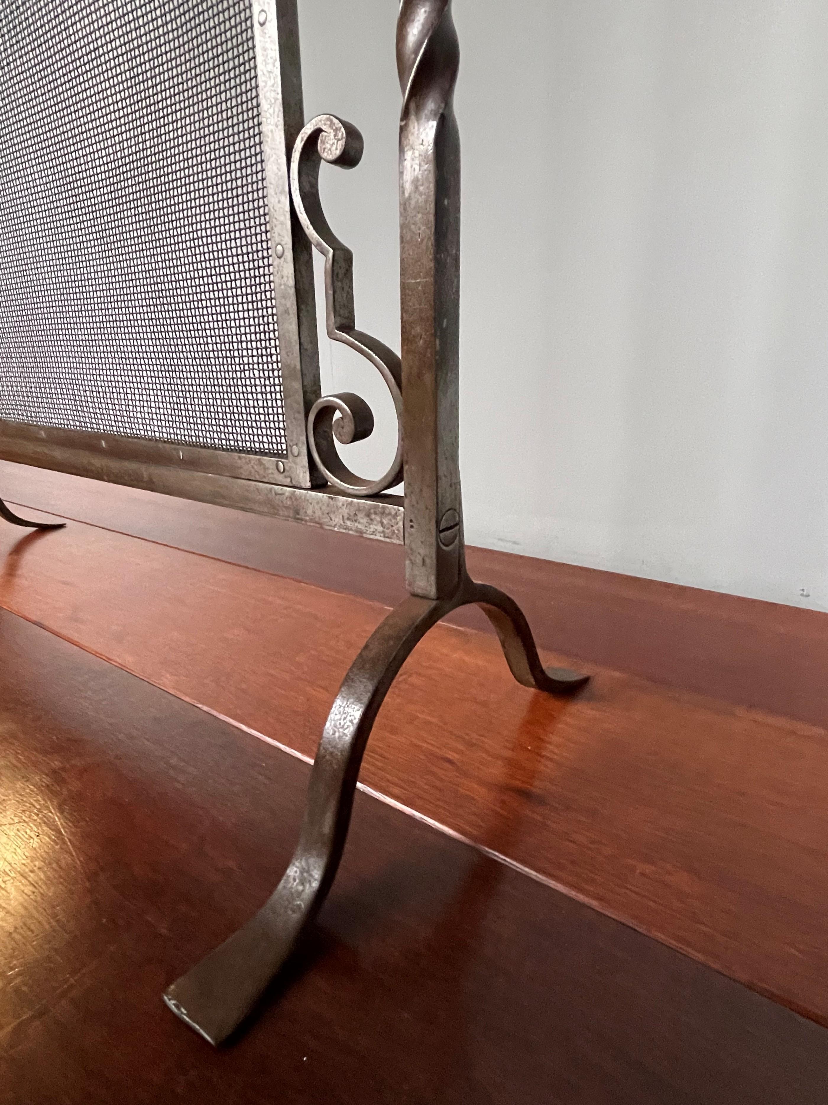 Pare-étincelles ancien en fer forgé Arts and Crafts forgé à la main avec Parfait maille fil métallique en vente 6