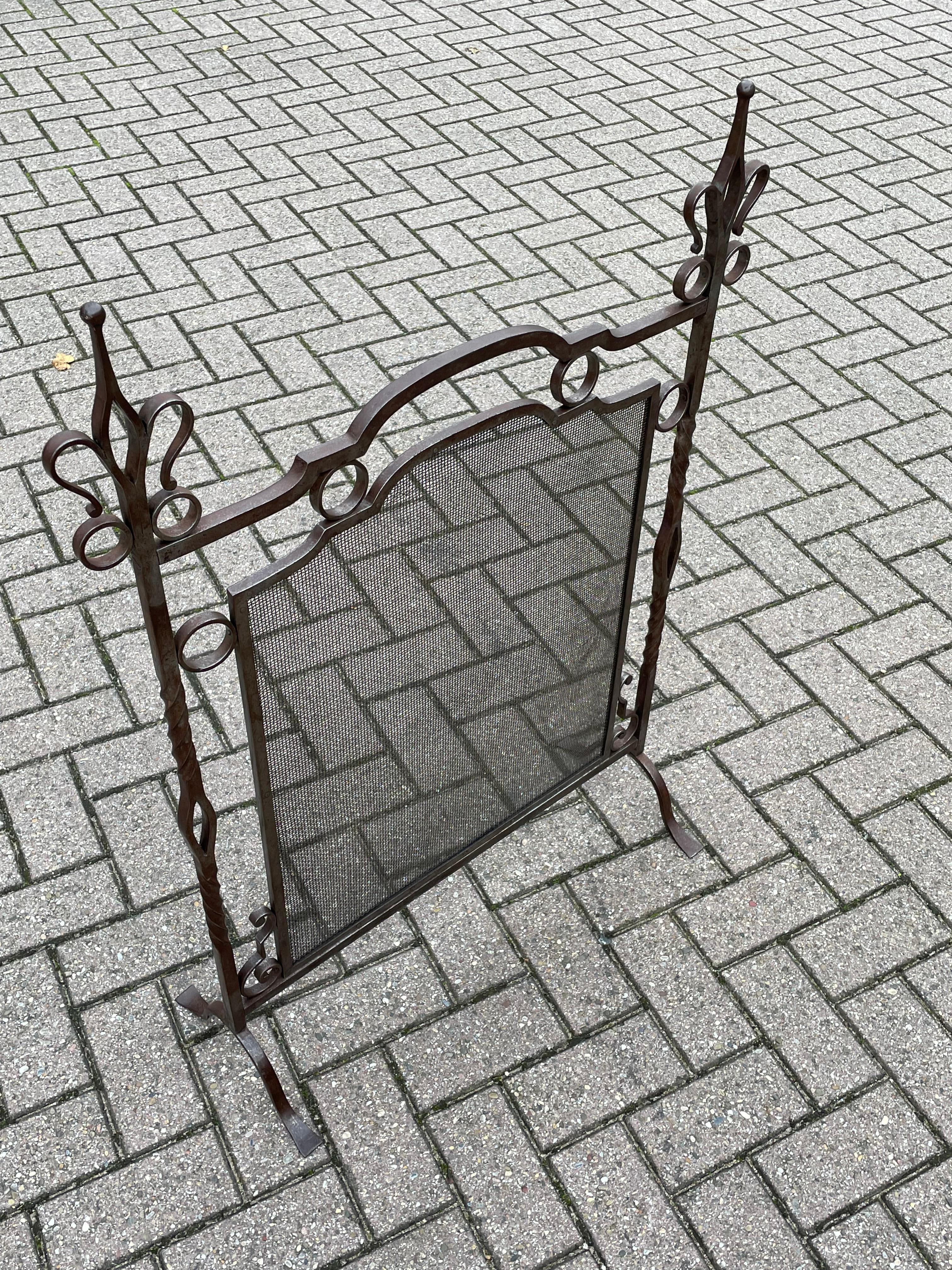 Antique Hand Forged Arts and Crafts Wrought Iron Firescreen w. Perfect Wire Mesh In Excellent Condition For Sale In Lisse, NL