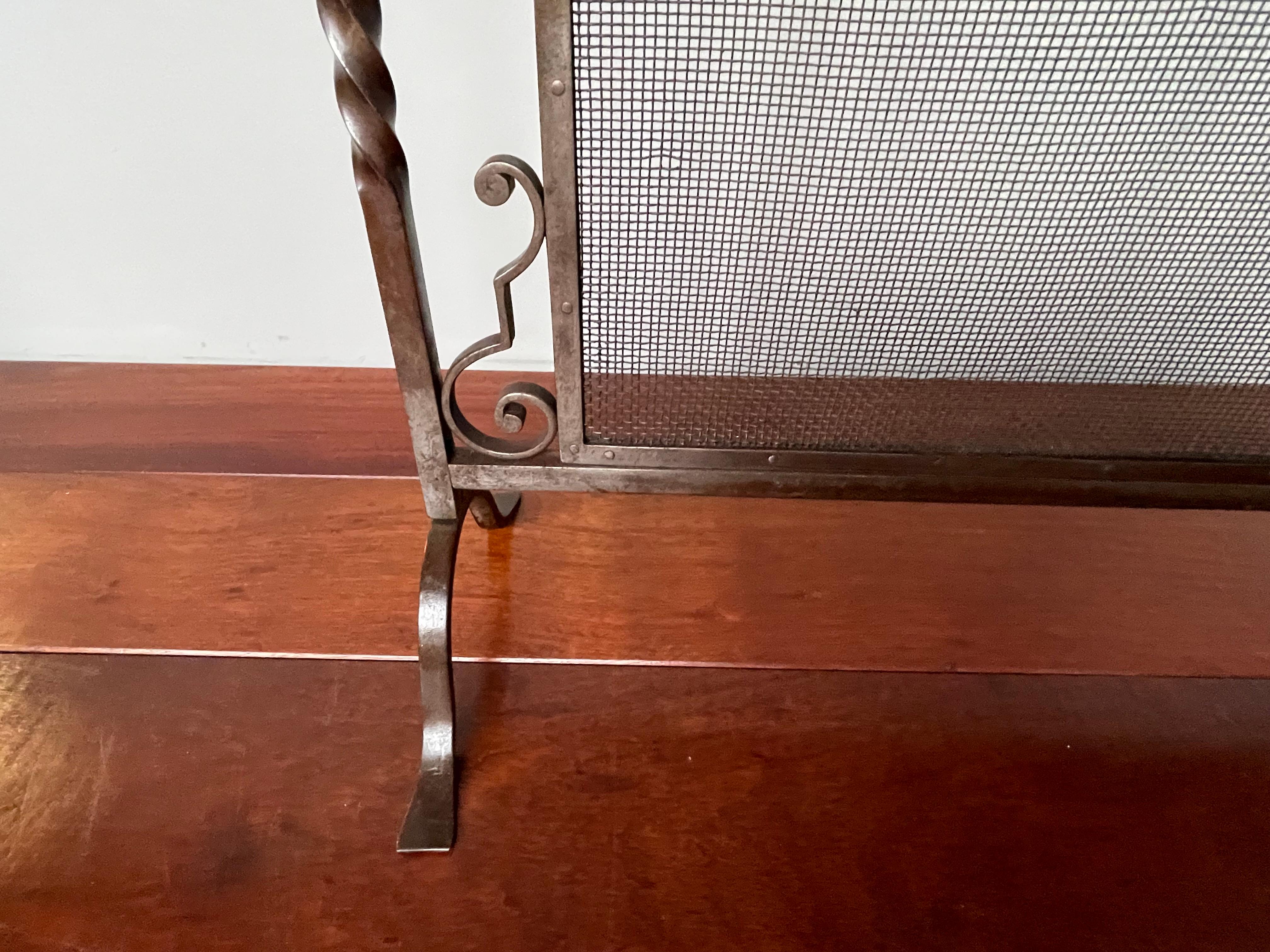 Pare-étincelles ancien en fer forgé Arts and Crafts forgé à la main avec Parfait maille fil métallique en vente 1