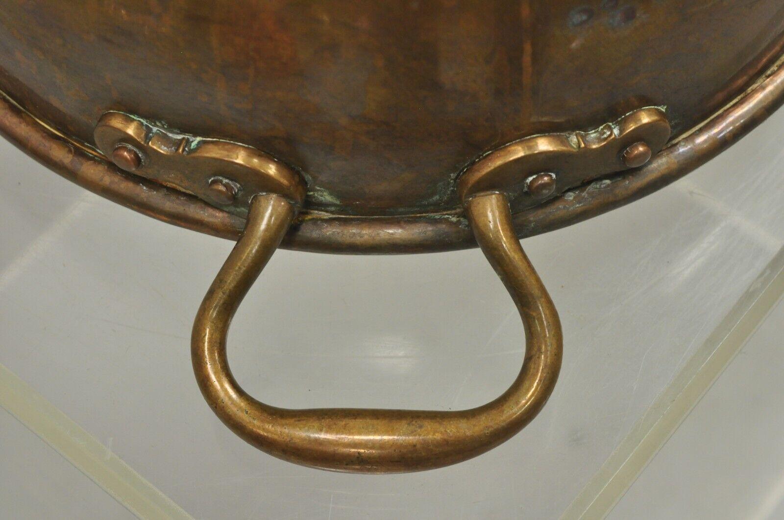 Antiker handgeschmiedeter Kupfer-Kauldrontopf mit zwei Griffen (Land) im Angebot