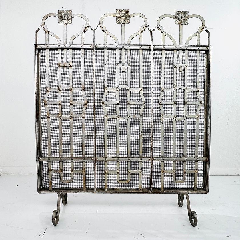 Beautiful Art Deco fireplace screen made of hand forged steel with decorative floral motifs. Circa 1940s.
