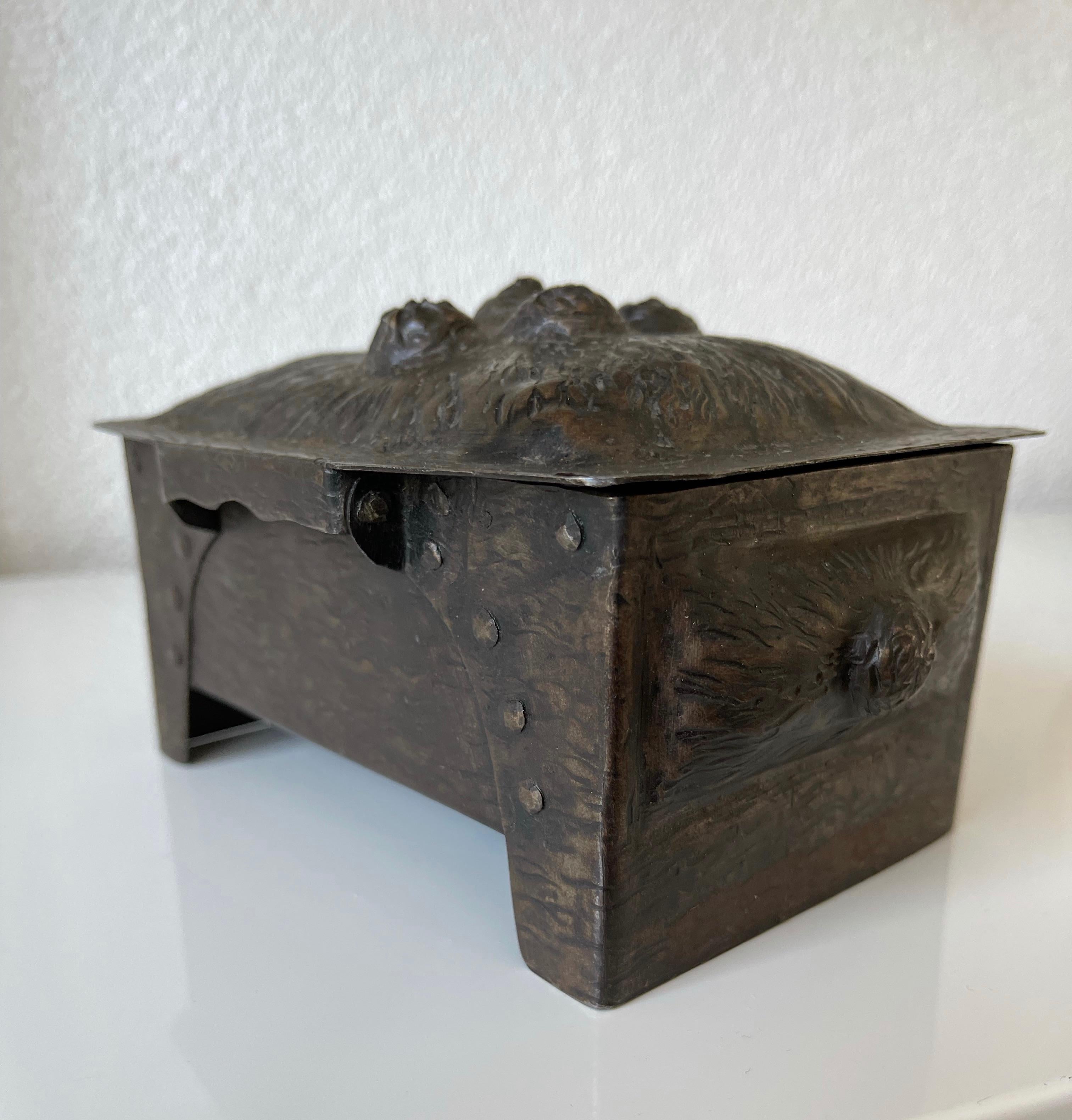 Antike handgeschmiedete organische Design Arts & Crafts Mehrzweckbox, um 1920 im Angebot 10