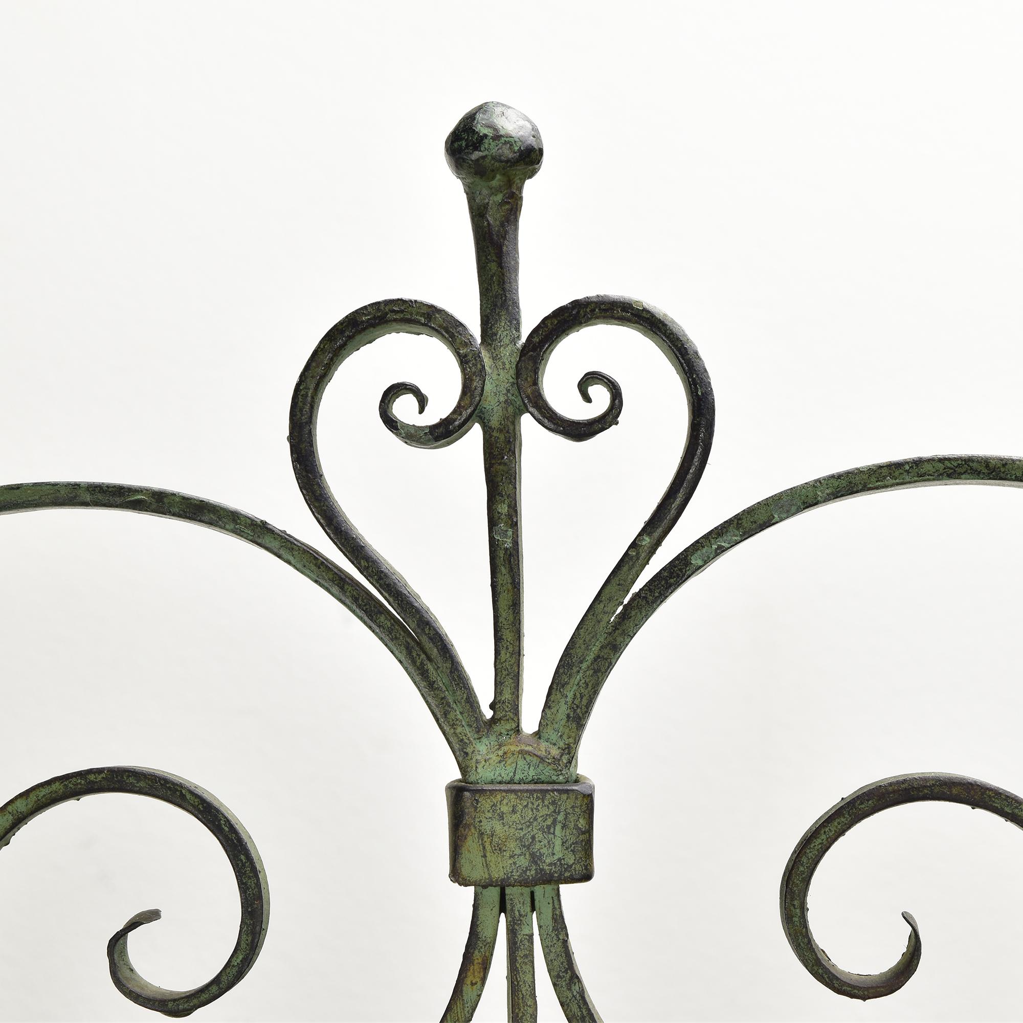 Inglese Antique Hand-Forged Verdigris Iron Fire Screen with Floral Scrollwork in vendita