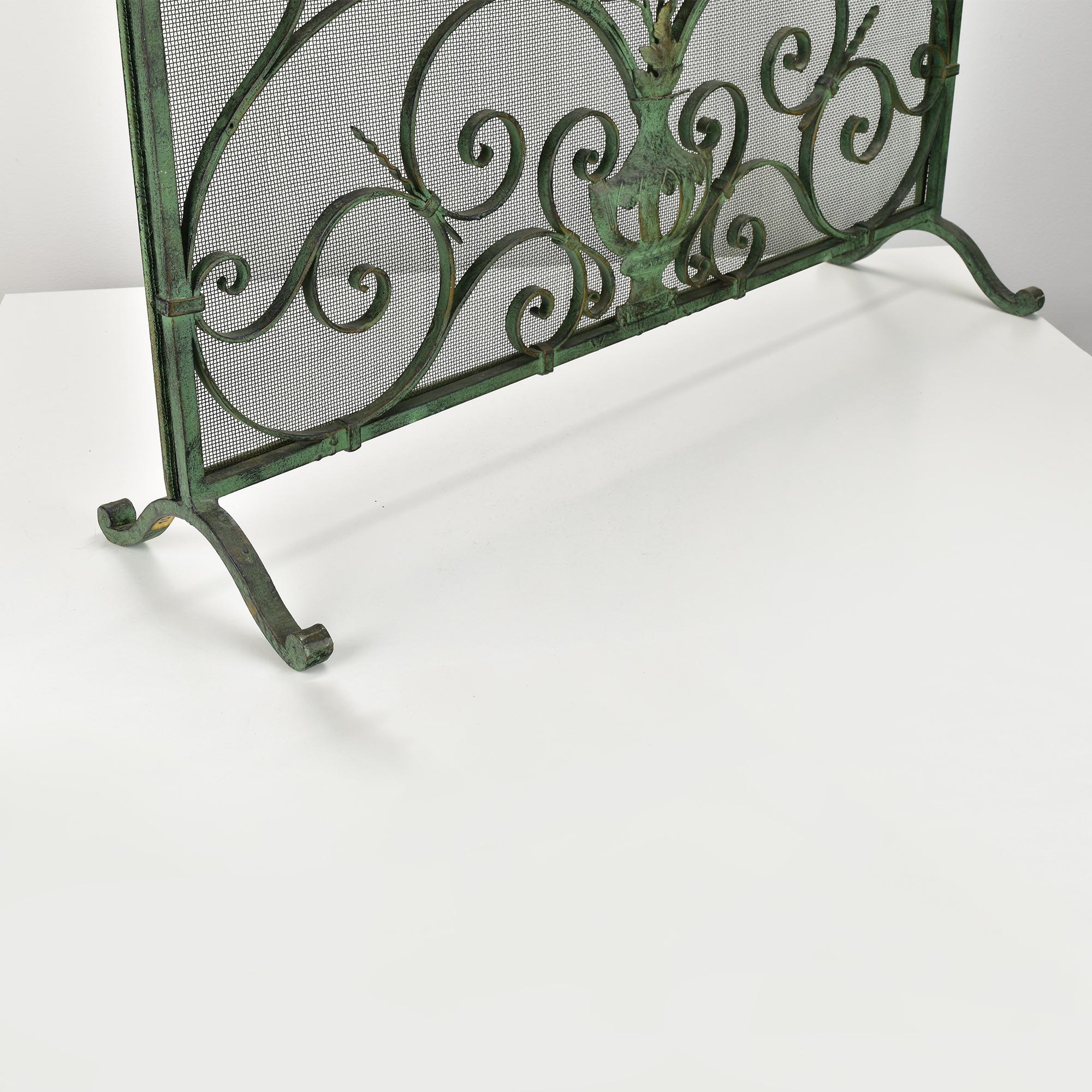 Antique Hand-Forged Verdigris Iron Fire Screen with Floral Scrollwork In condizioni buone in vendita a Bad Säckingen, DE
