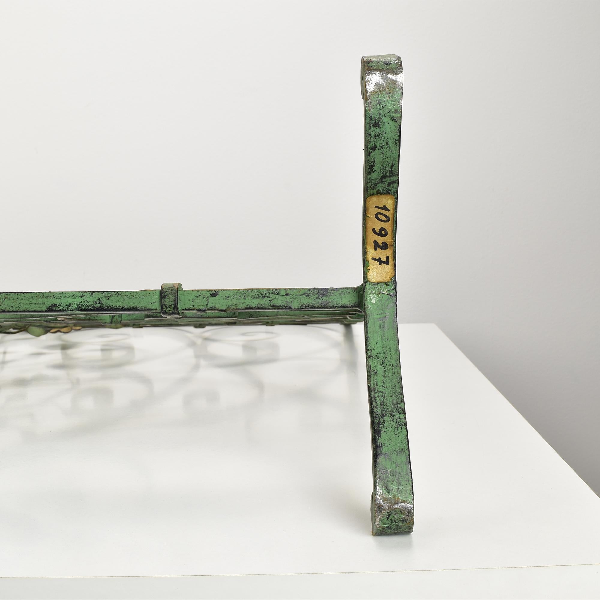 Antique Hand-Forged Verdigris Iron Fire Screen with Floral Scrollwork in vendita 1