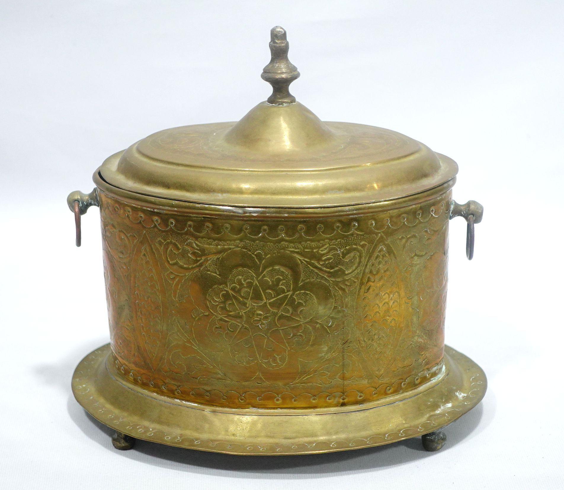 Antique Hand Hammered brass tobacco box on footed stand with floral patterns all around. RB#01.
It's a very old piece from the 18th century
