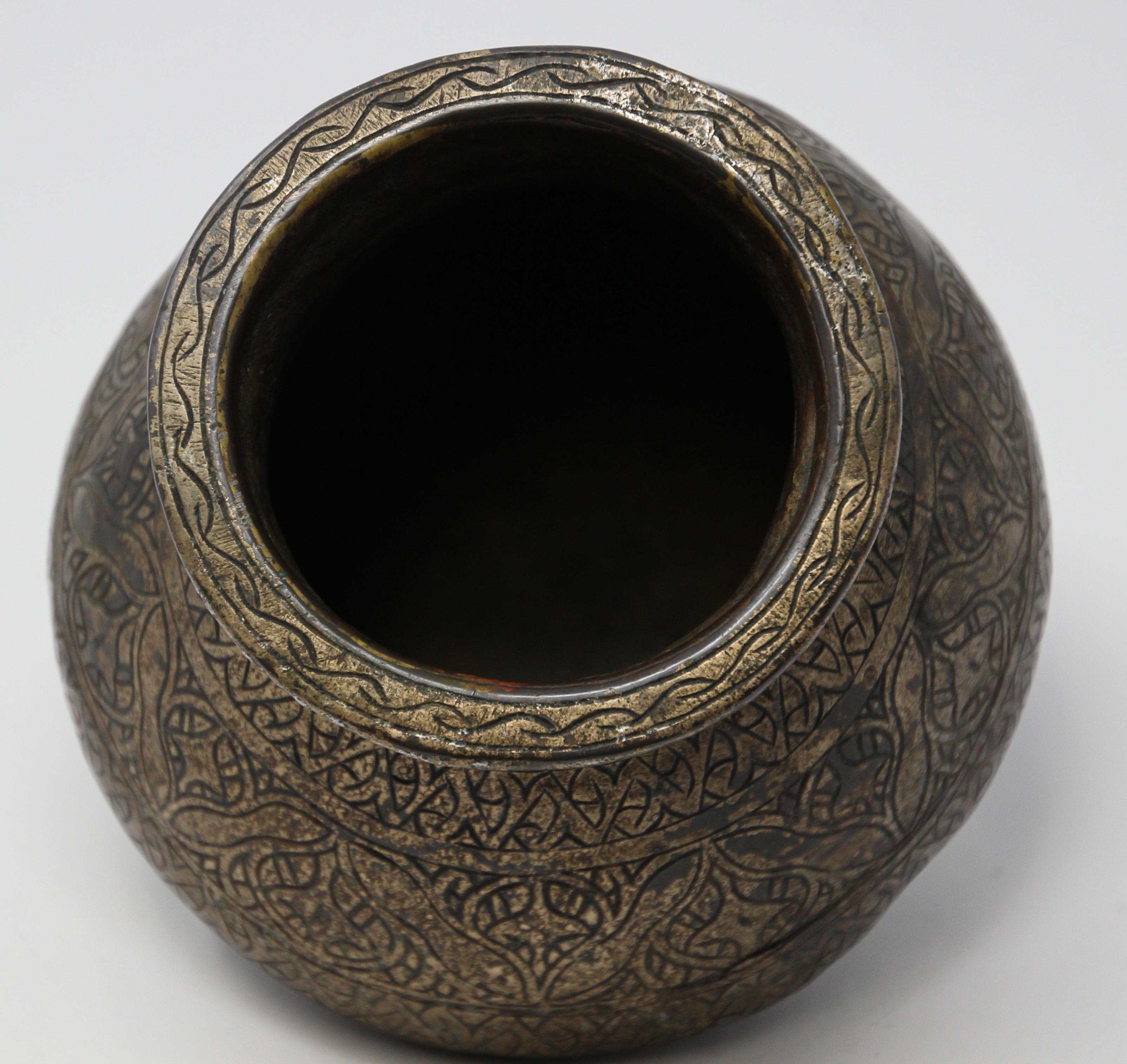 Antigua olla ceremonial de bronce martillado a mano 