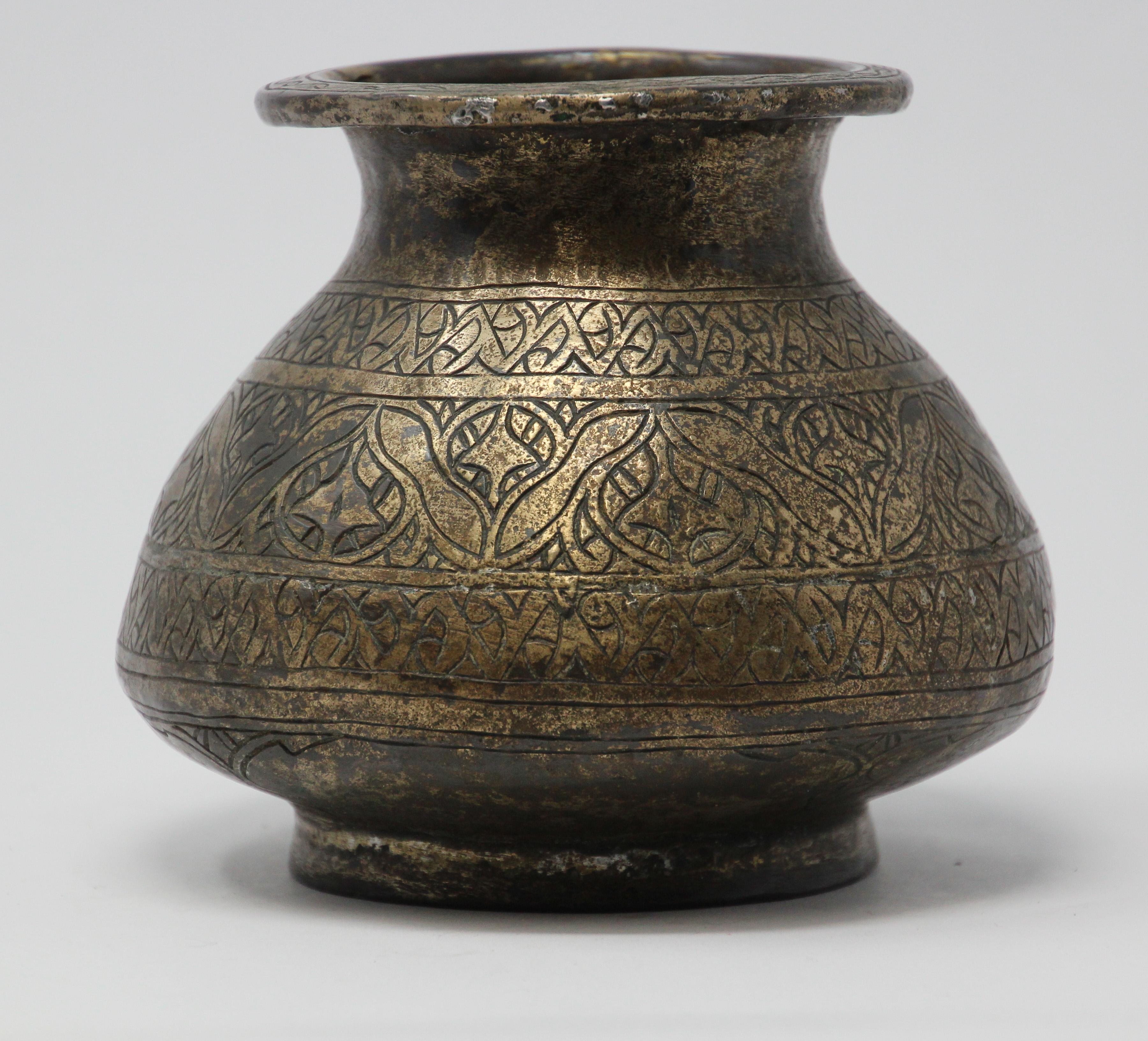 Antigua olla ceremonial de bronce martillado a mano 