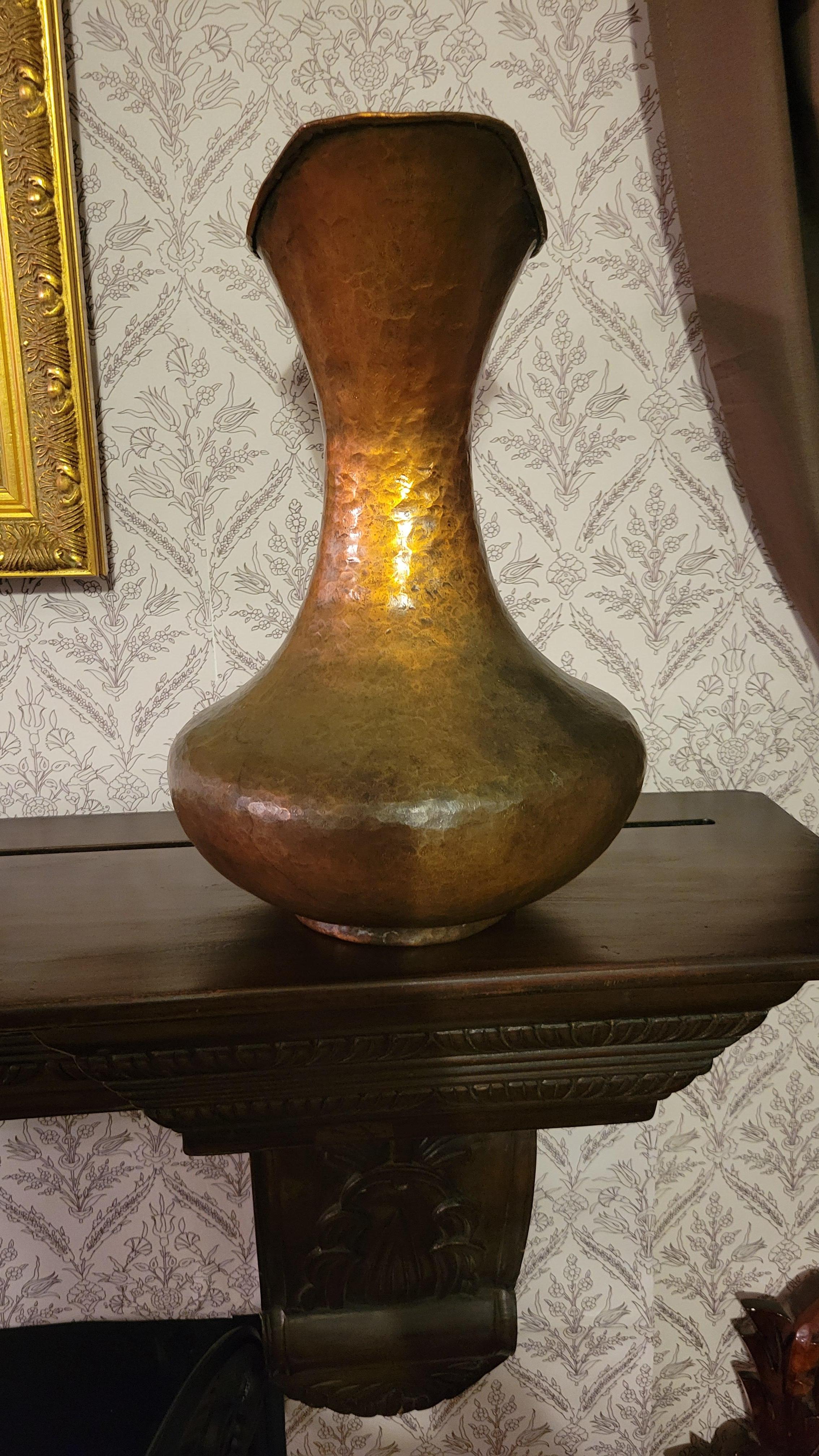 Antiguo cántaro de cobre martillado a mano: aproximadamente 13